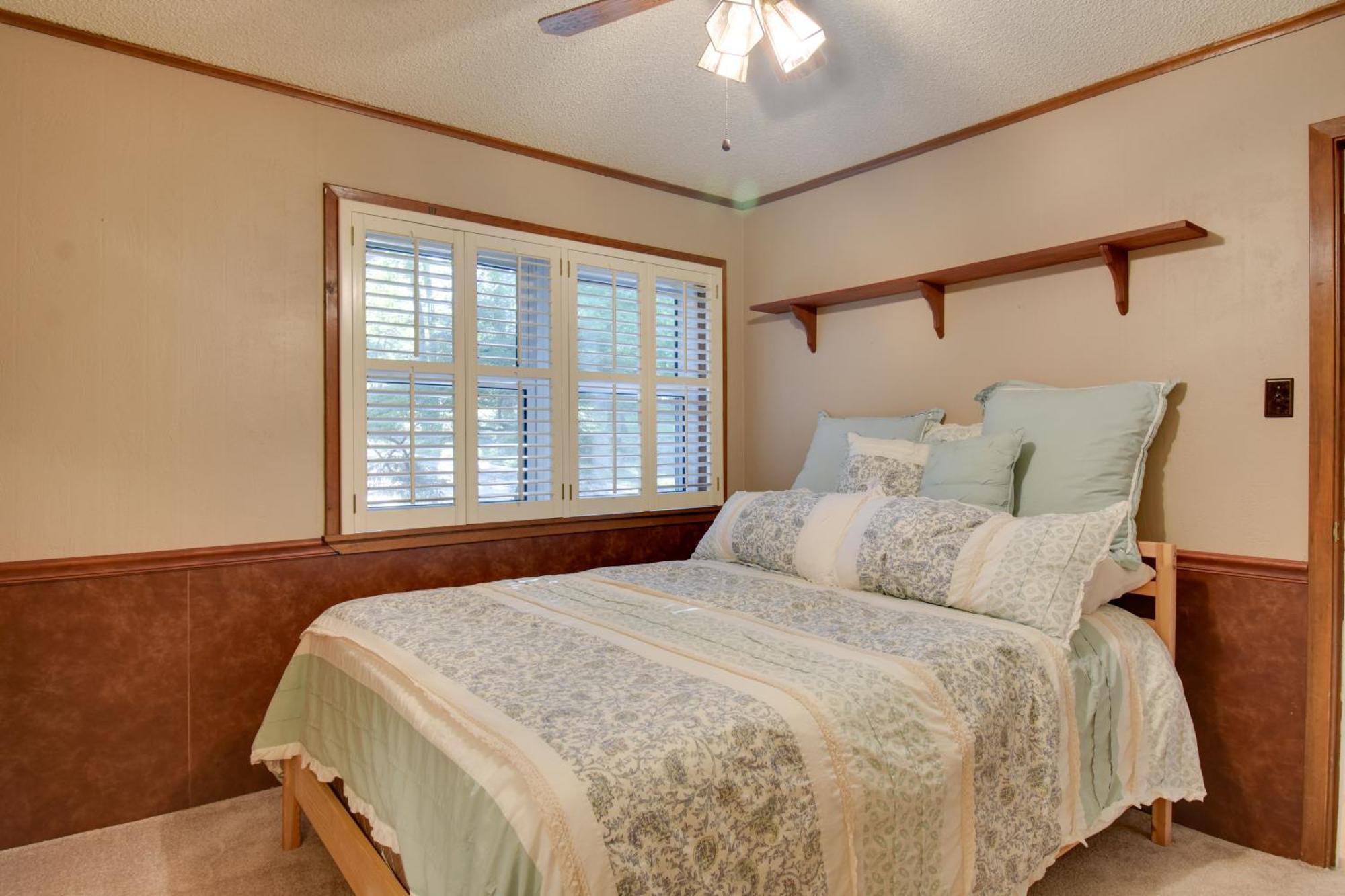 Lakefront Retreat With Deck, Dock And Amenities Holiday home