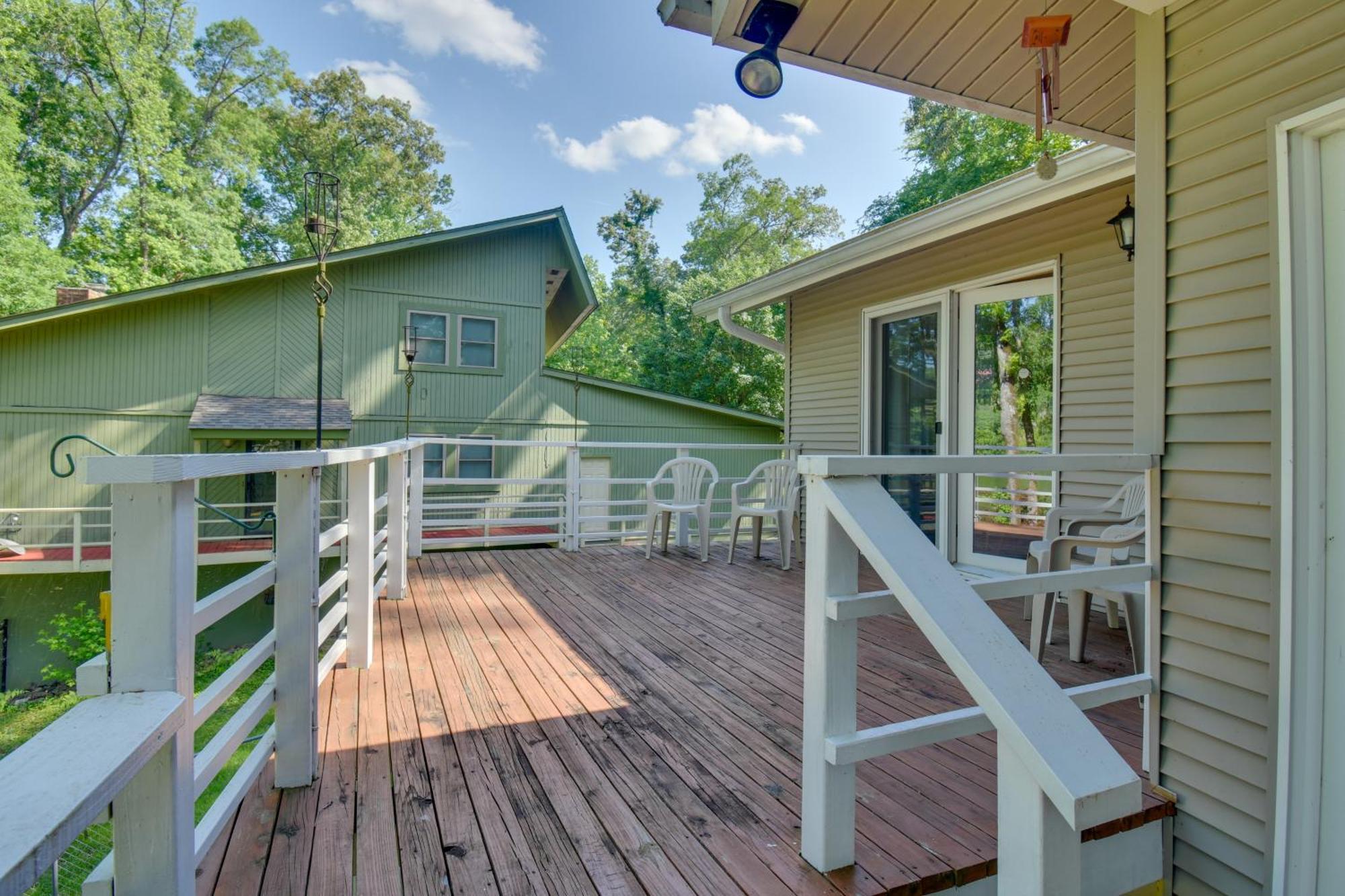 Holiday home Lakefront Retreat With Deck, Dock And Amenities