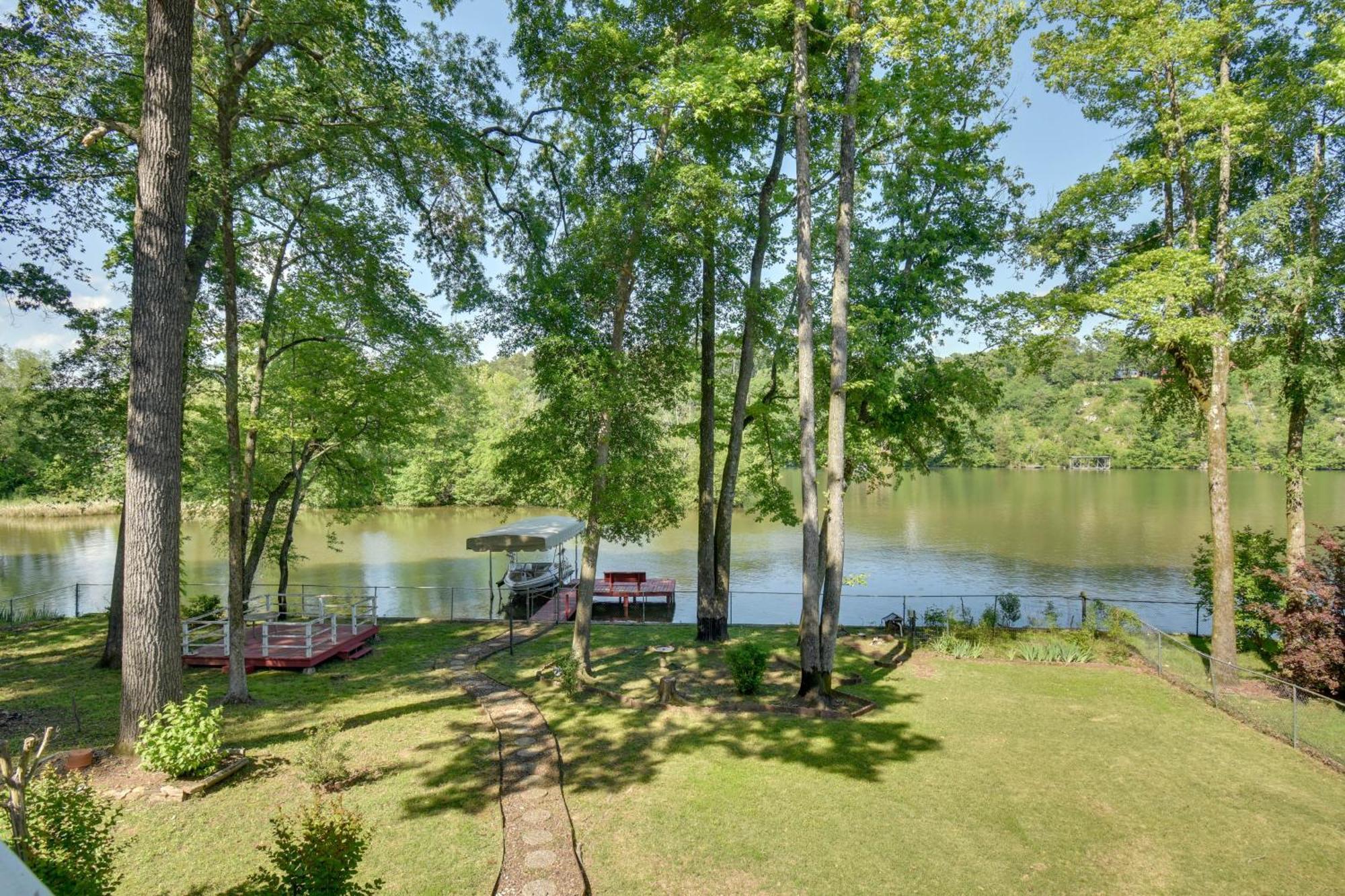 Holiday home Lakefront Retreat With Deck, Dock And Amenities *