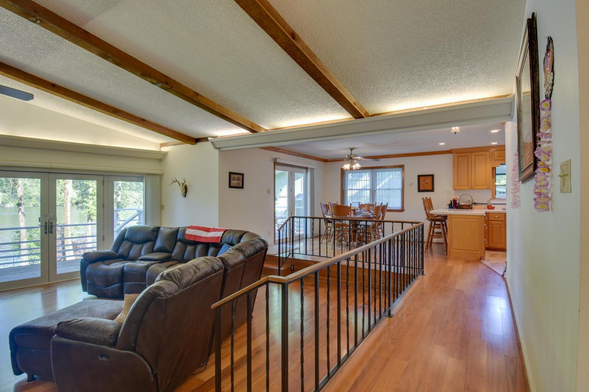 Holiday home Lakefront Retreat With Deck, Dock And Amenities *