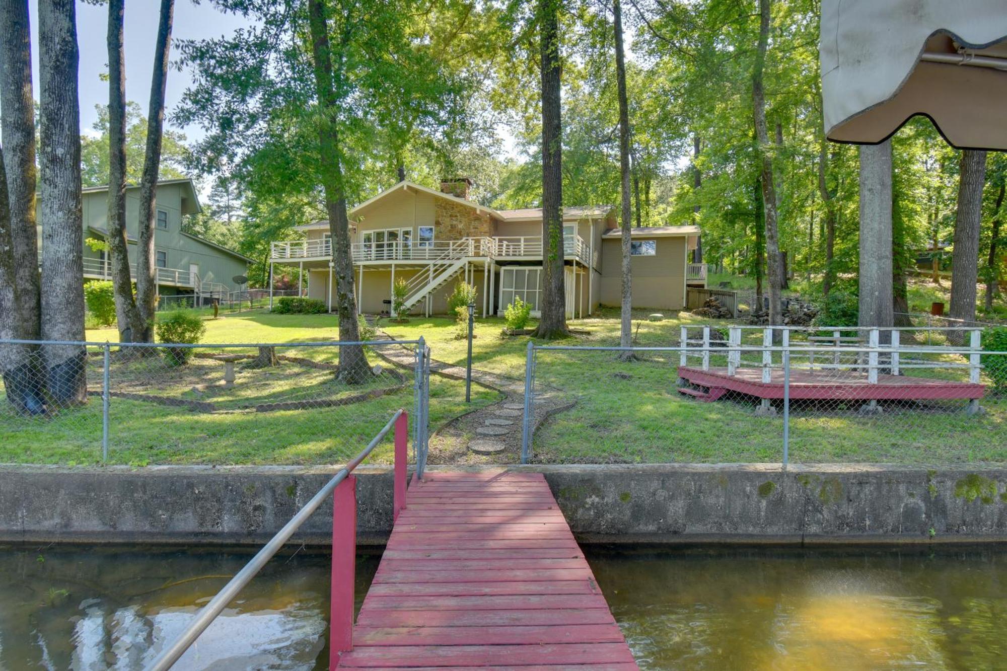 Holiday home Lakefront Retreat With Deck, Dock And Amenities *
