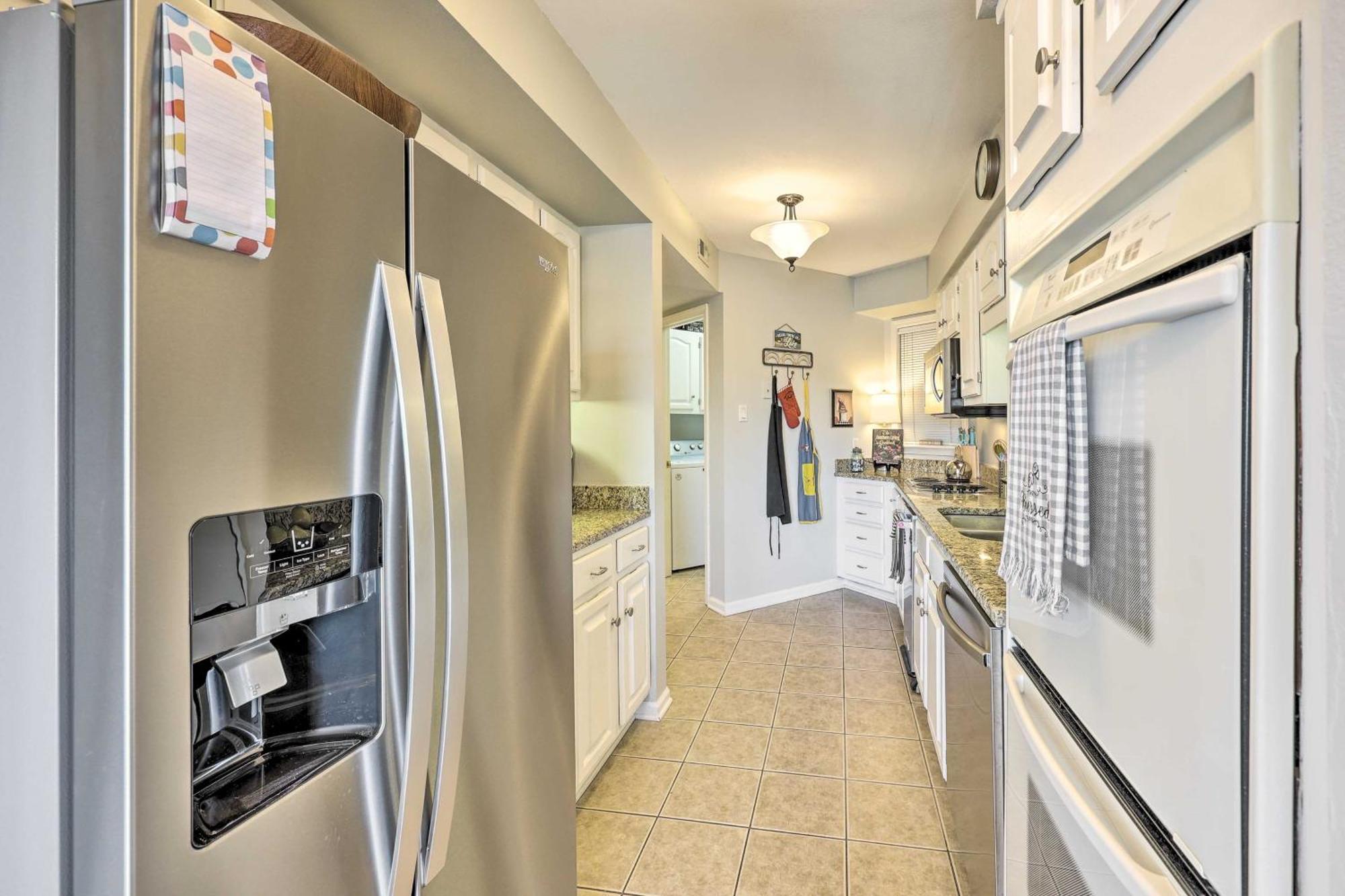 Apartment Waterfront With Pool Access! *