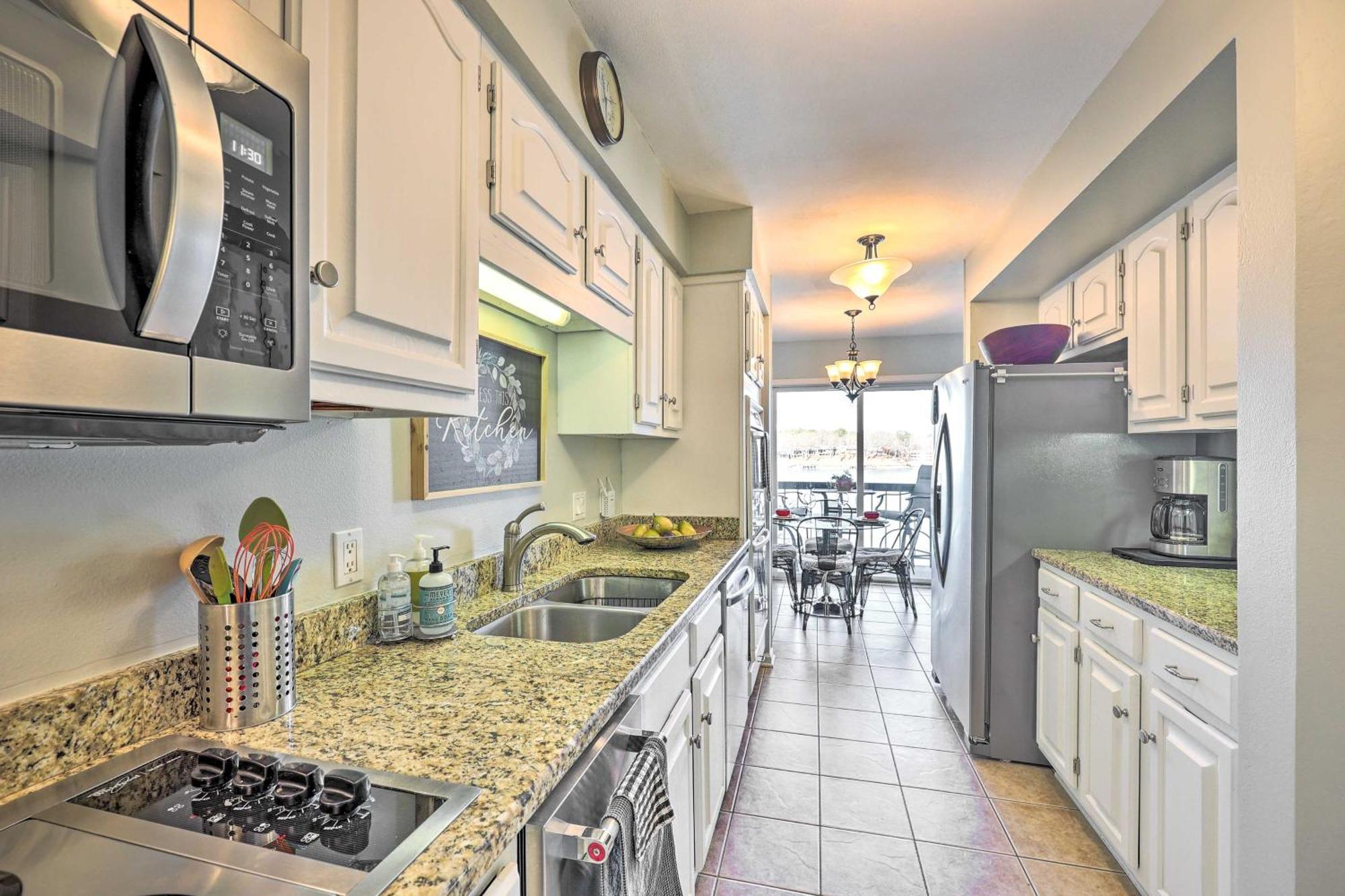 Apartment Waterfront With Pool Access!