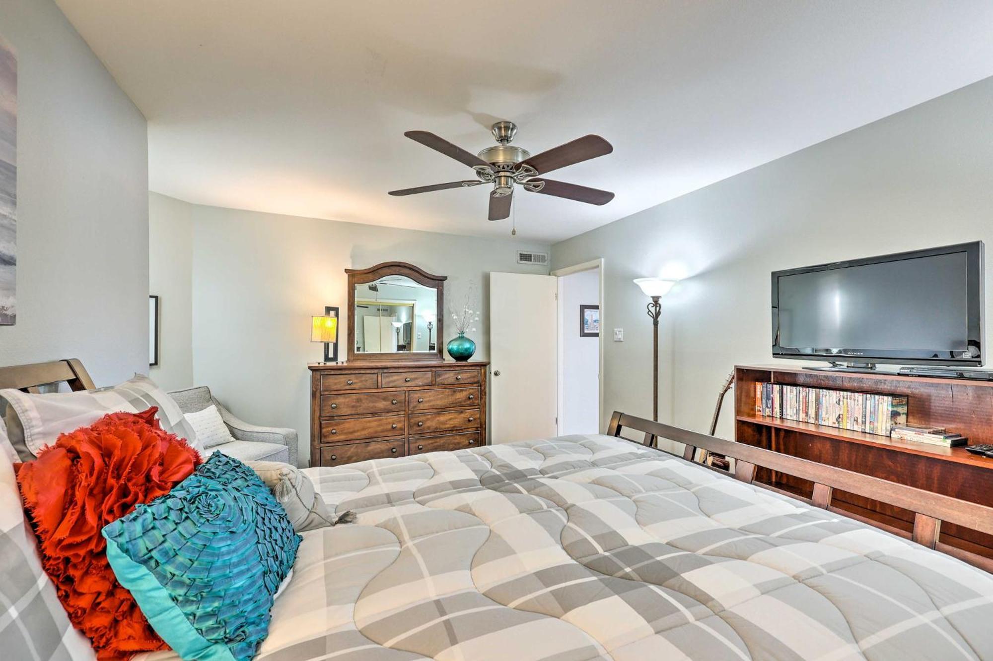 Waterfront With Pool Access! Apartment