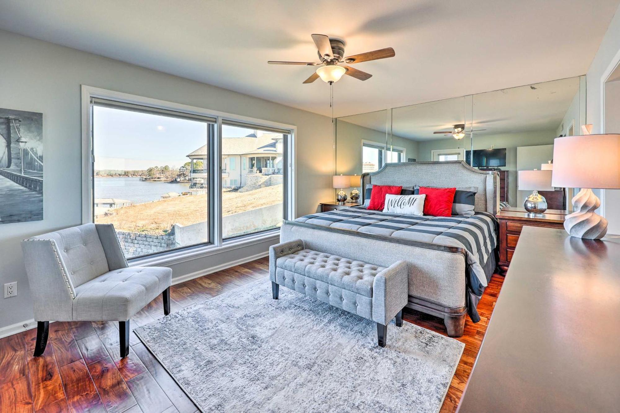 Apartment Waterfront With Pool Access! *