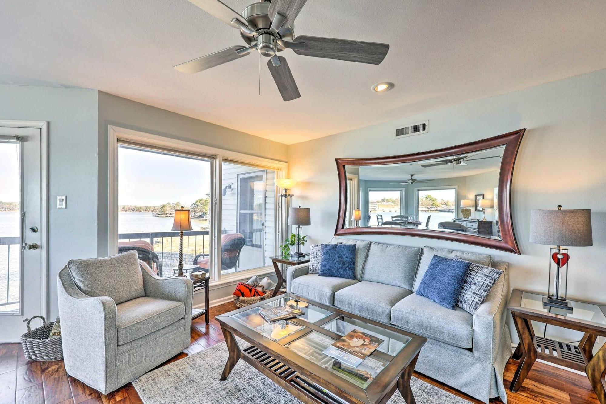Waterfront With Pool Access! Apartment *