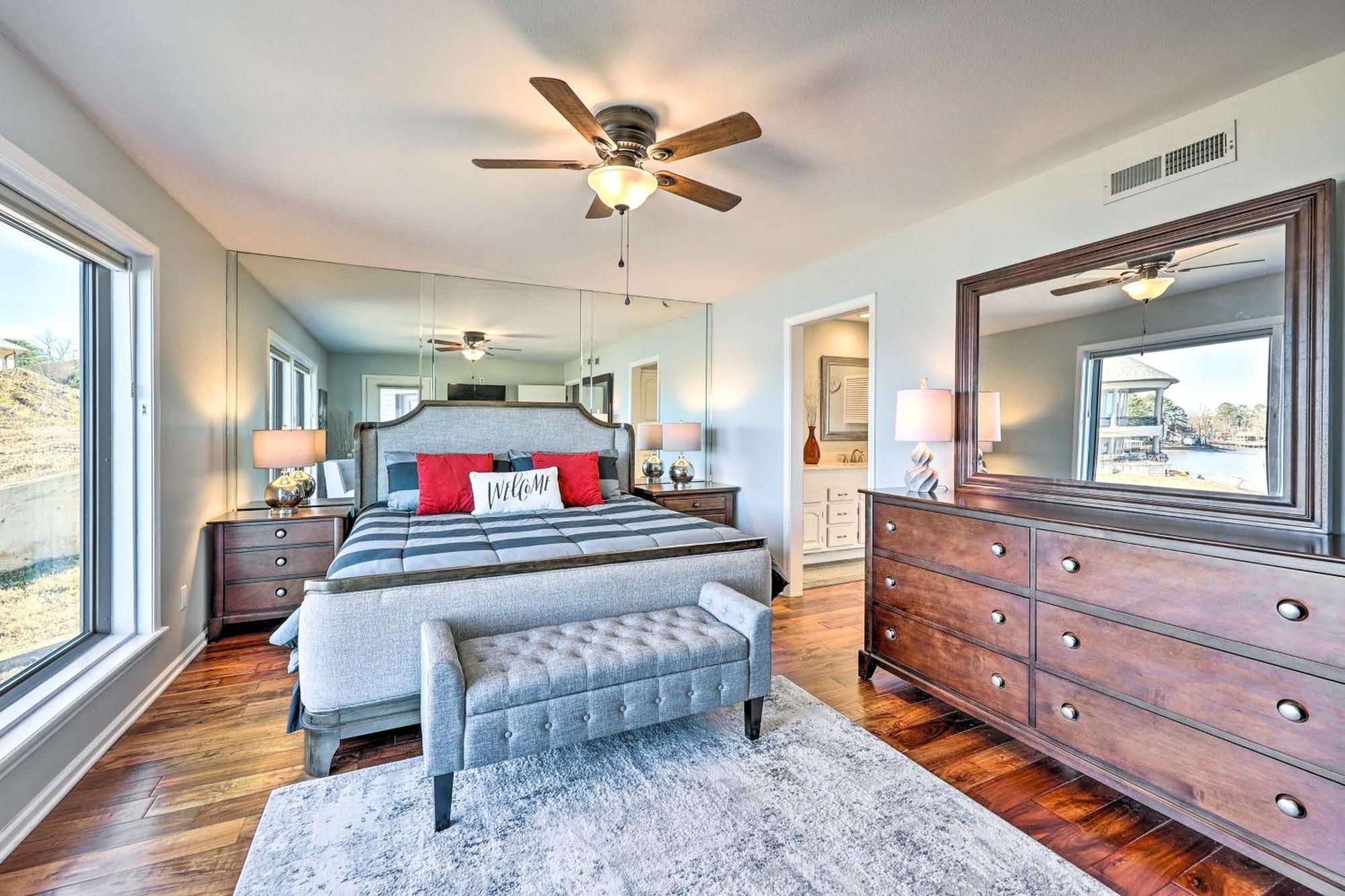 Apartment Waterfront With Pool Access!