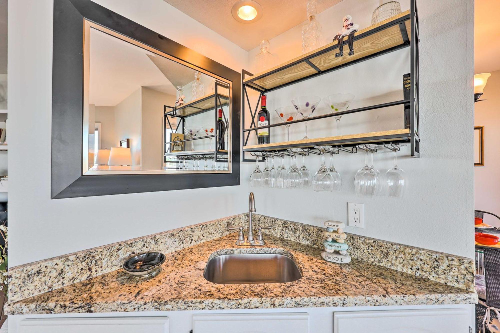 Waterfront With Pool Access! Apartment