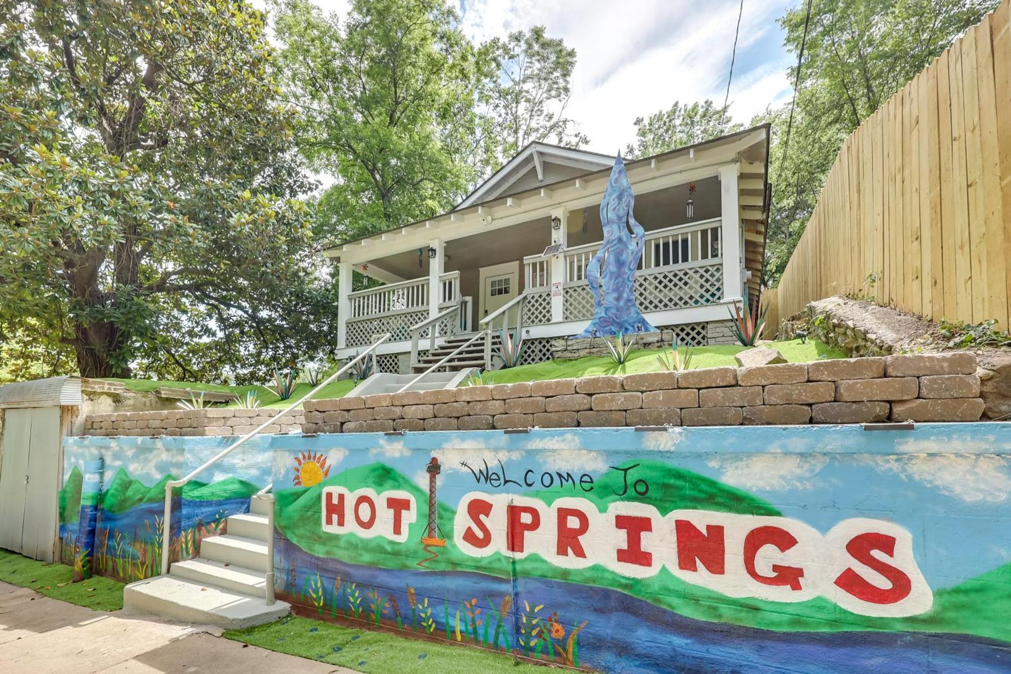 With Yard, Walk To Bathhouse Row! Holiday home