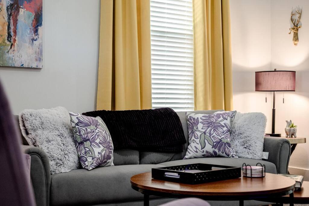 Holiday home Vineyard Cottage-pet Friendly & Walk To Oaklawn! *