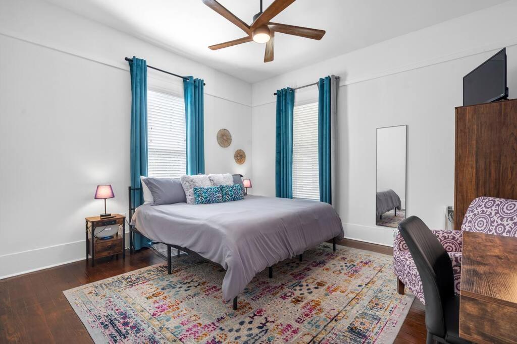 Vineyard Cottage-pet Friendly & Walk To Oaklawn! Holiday home
