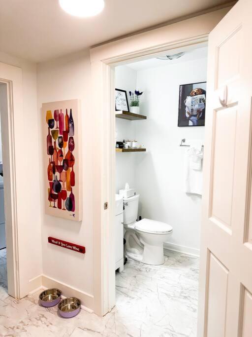 Vineyard Cottage-pet Friendly & Walk To Oaklawn! Holiday home