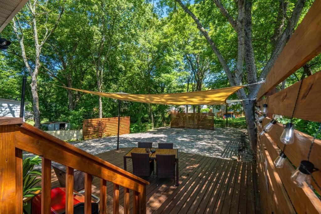 Holiday home Vineyard Cottage-pet Friendly & Walk To Oaklawn!