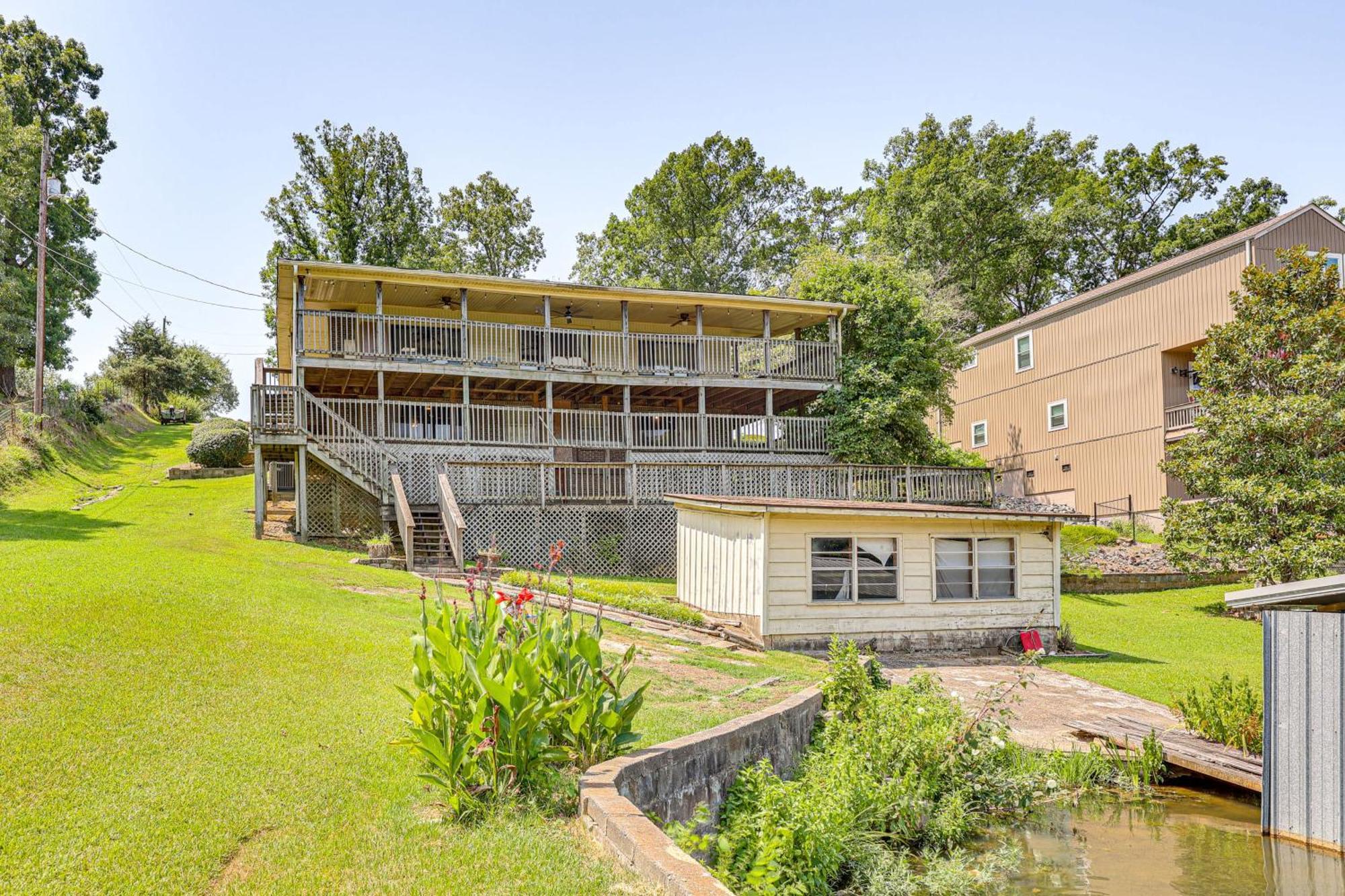 Lakeside Retreat With Pool Table! Holiday home
