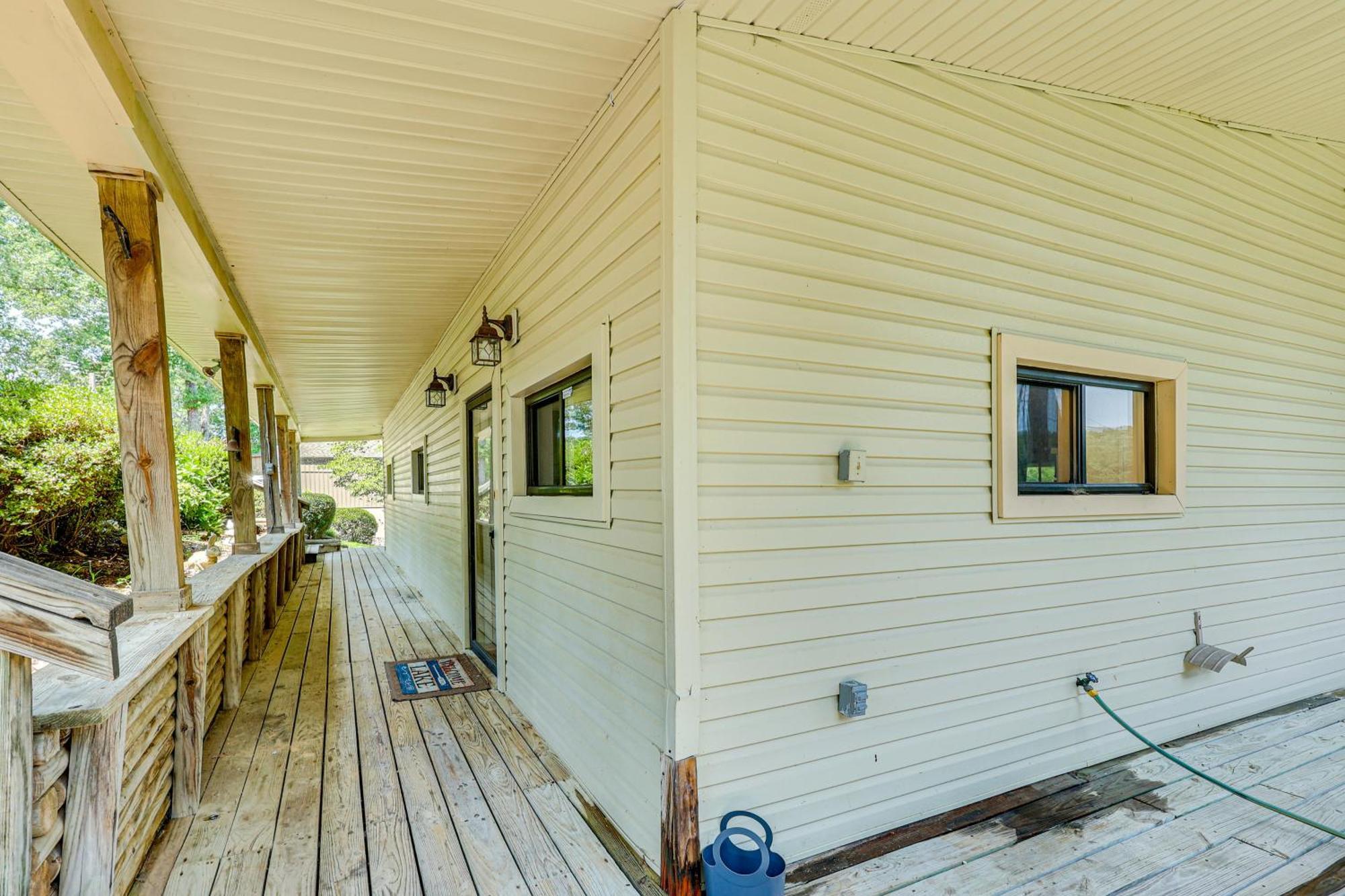 Lakeside Retreat With Pool Table! Holiday home