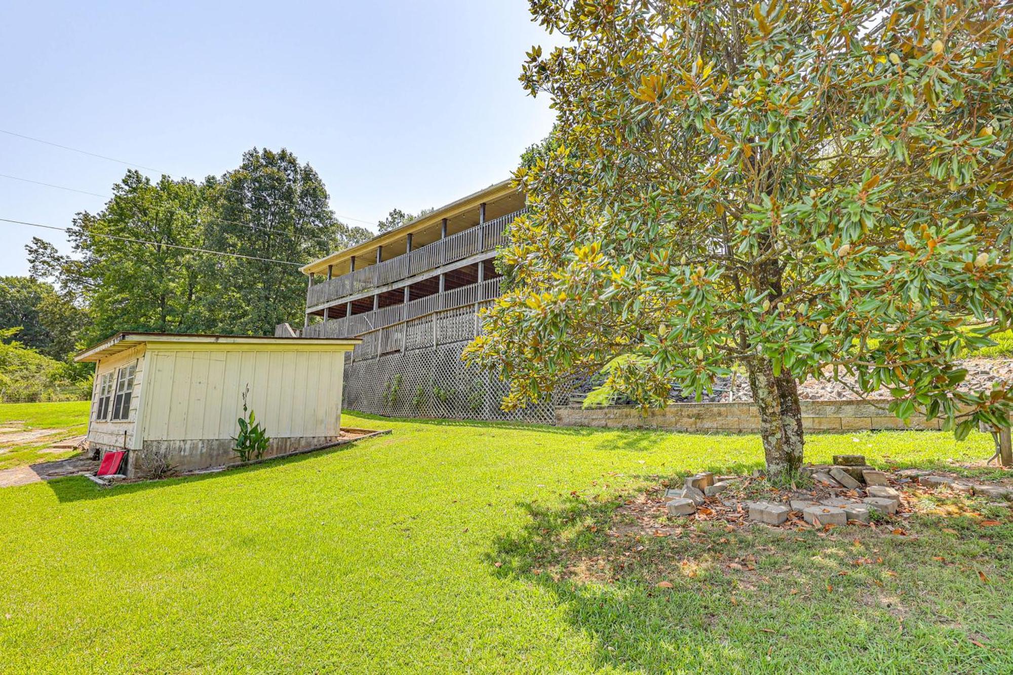Lakeside Retreat With Pool Table! Holiday home *