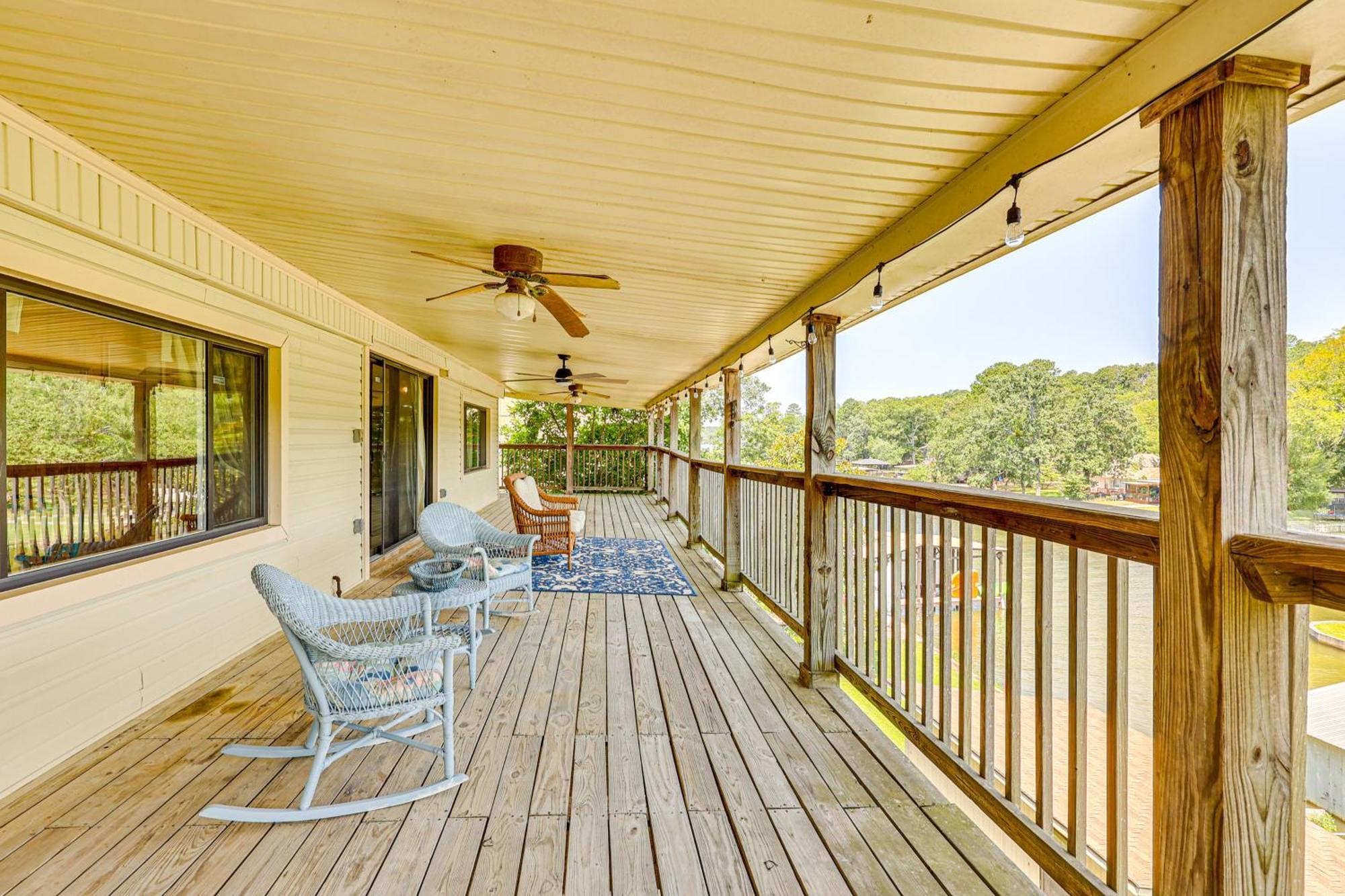 Lakeside Retreat With Pool Table! Holiday home