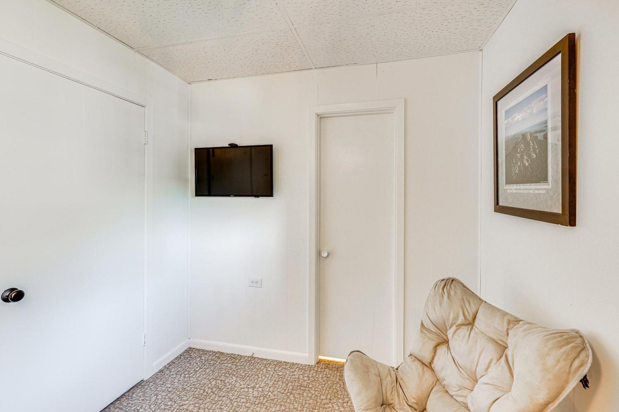 Lakeside Retreat With Pool Table! Holiday home *