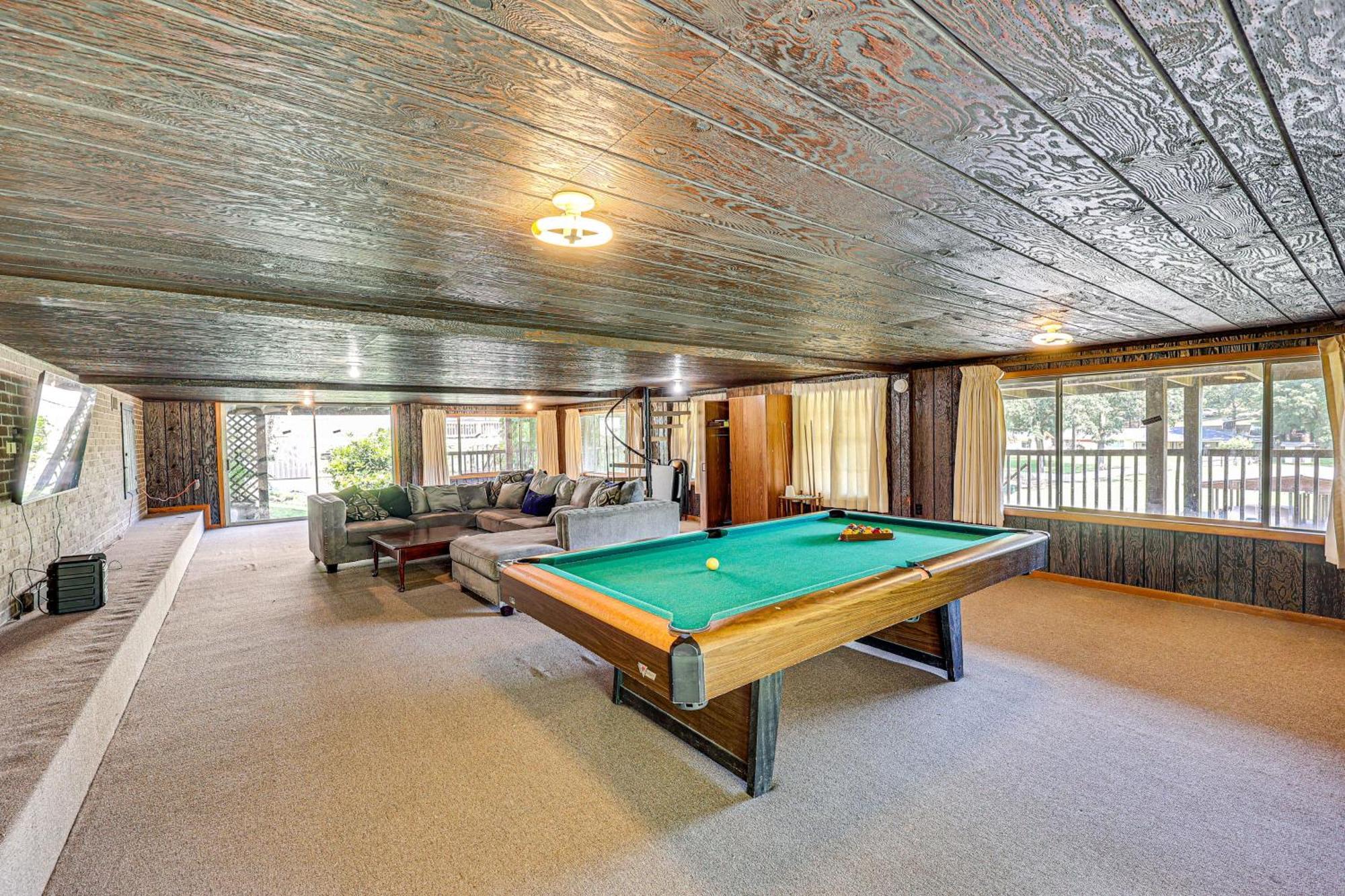 Lakeside Retreat With Pool Table! *