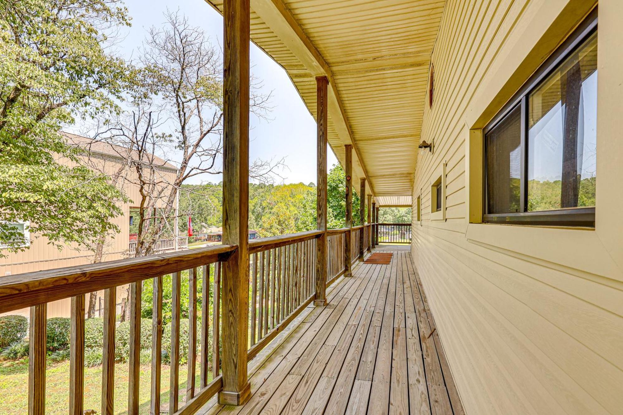 Lakeside Retreat With Pool Table! Holiday home *