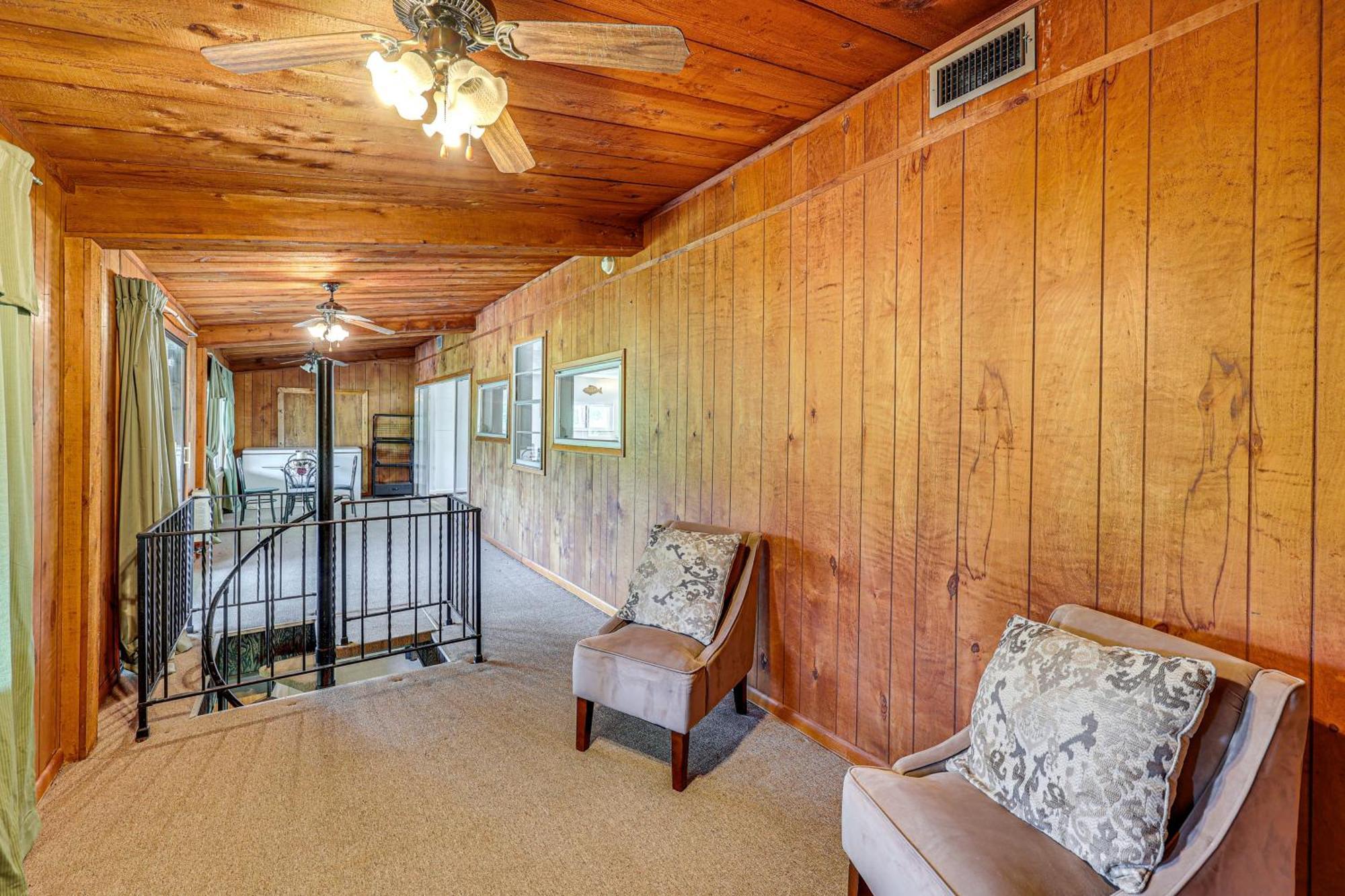 Holiday home Lakeside Retreat With Pool Table!
