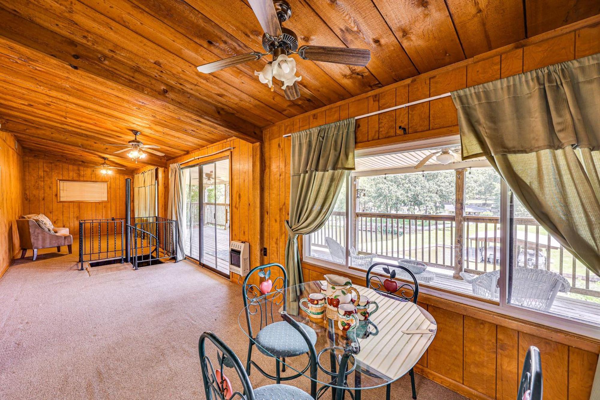 Lakeside Retreat With Pool Table!