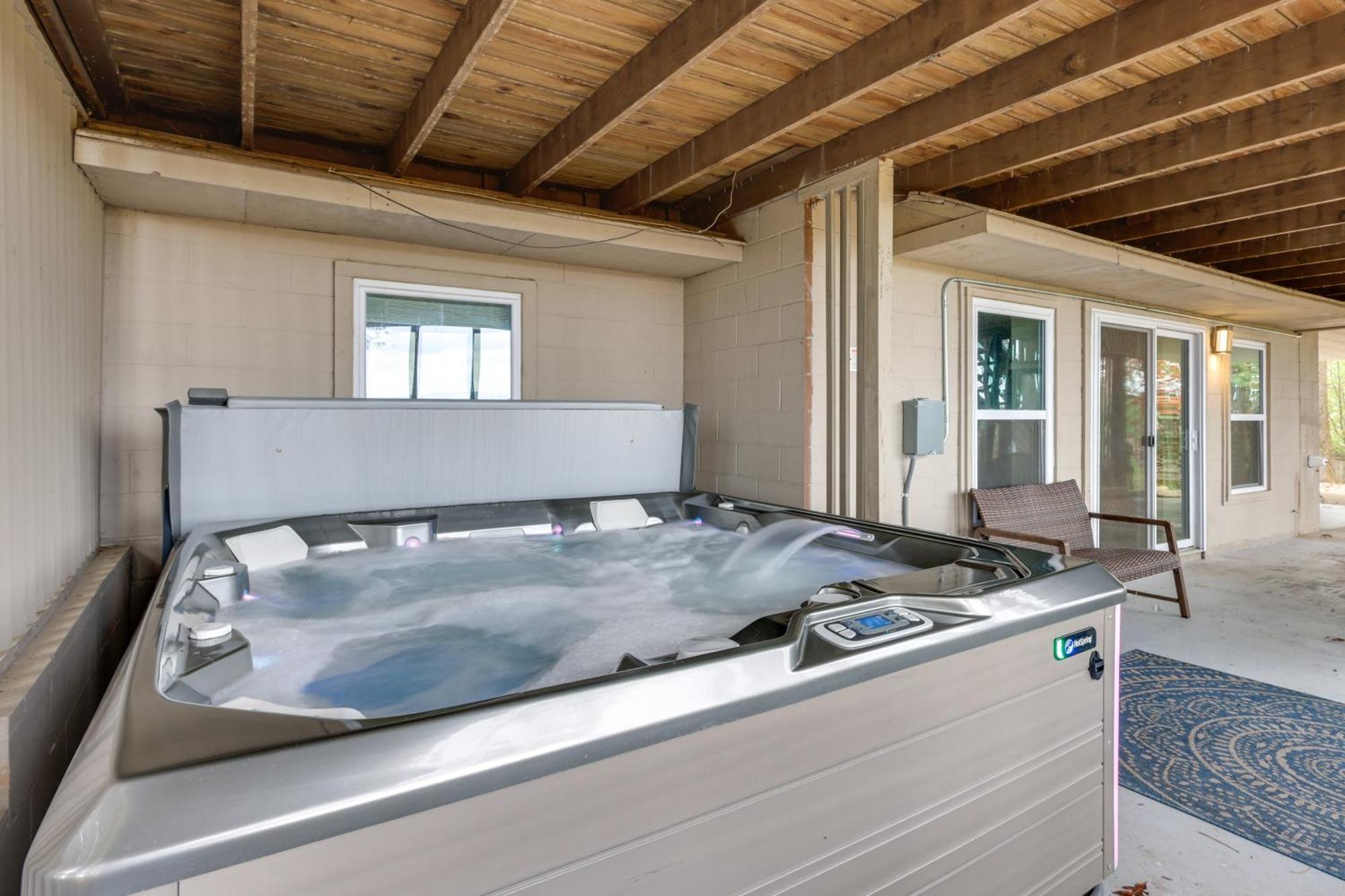 With Views, Hot Tub And Golf Access Holiday home Hot Springs