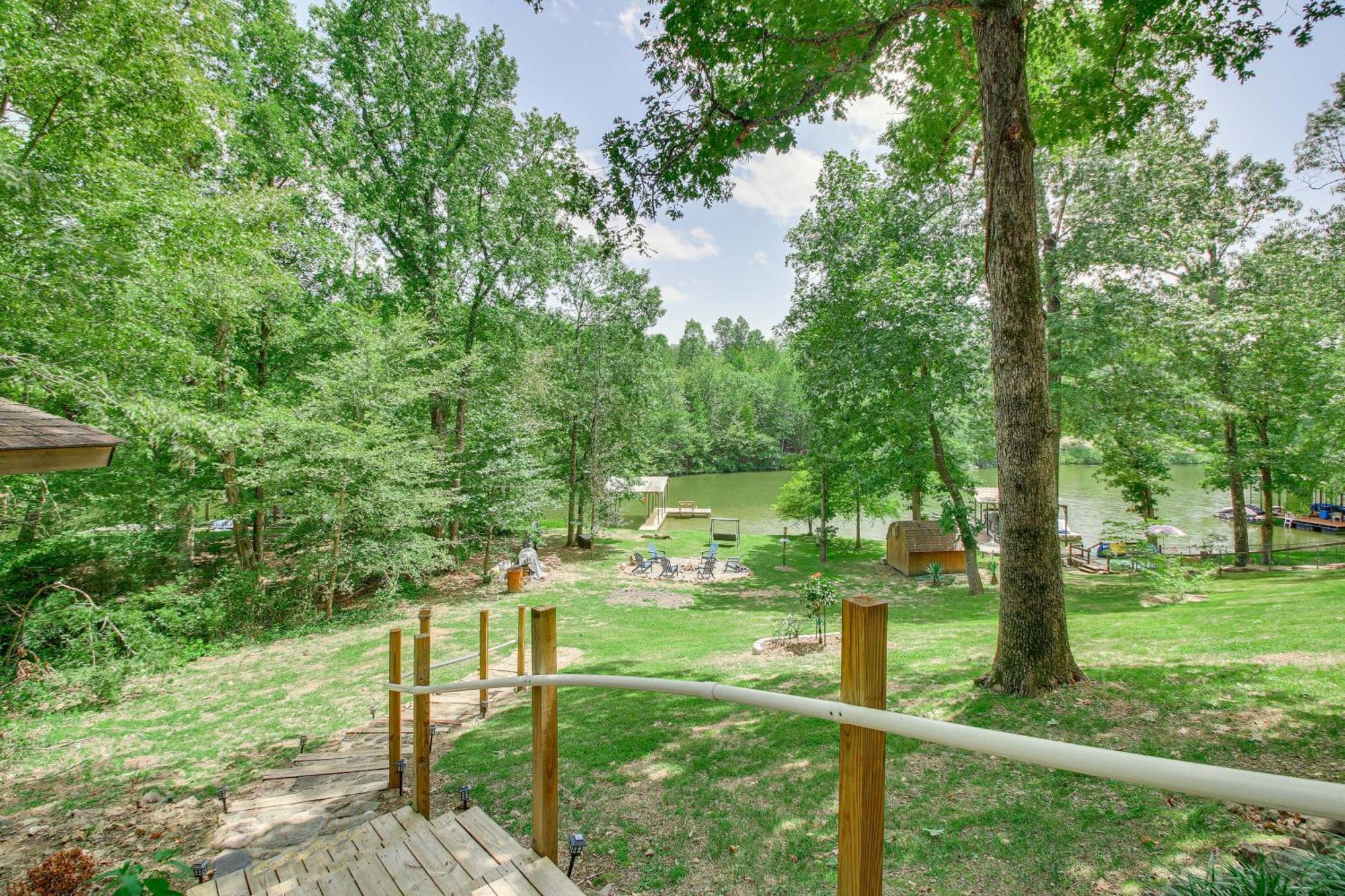 Retreat With Private Dock And Hot Tub! Holiday home Hot Springs