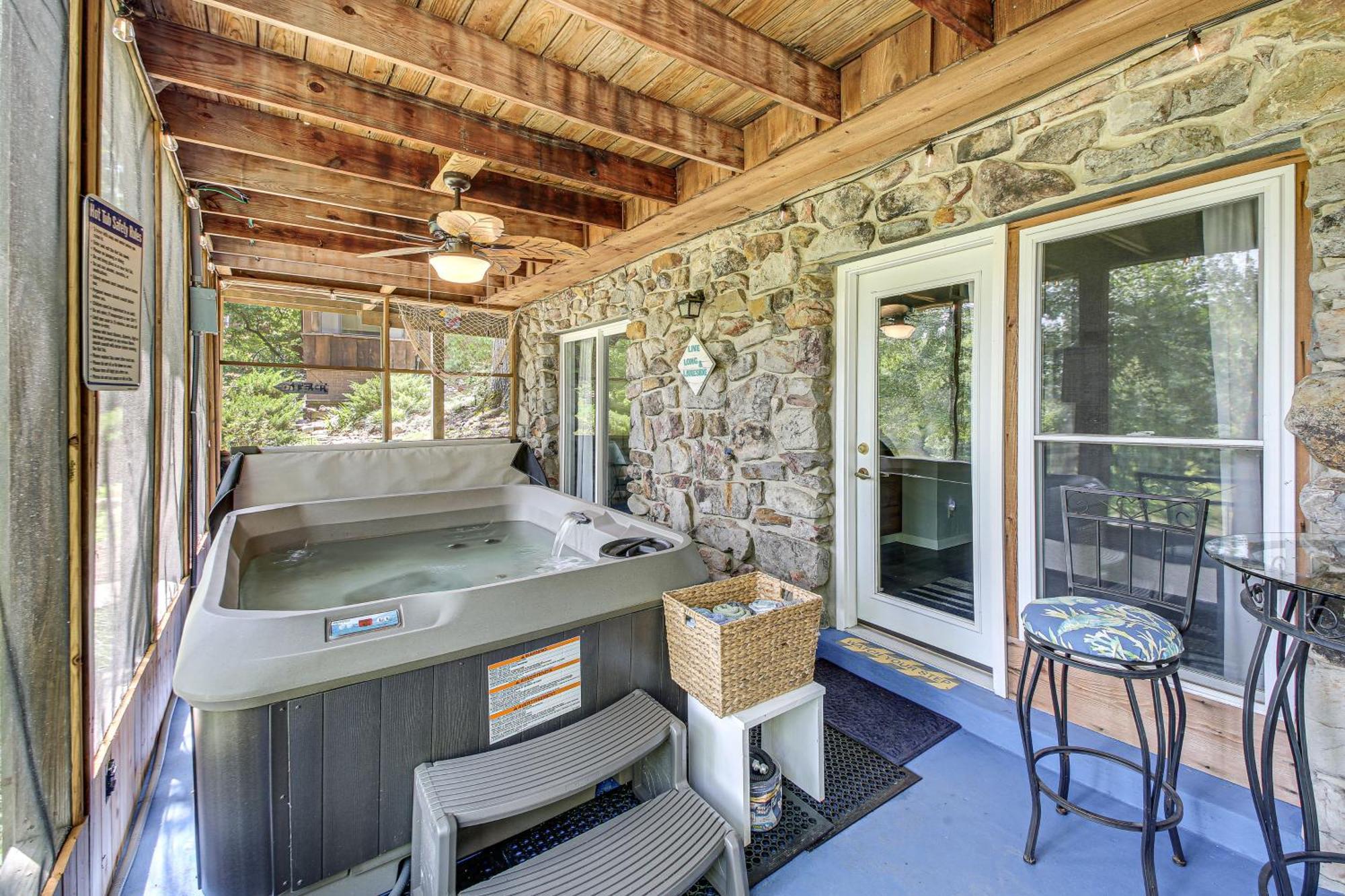 Holiday home Retreat With Private Dock And Hot Tub! Hot Springs