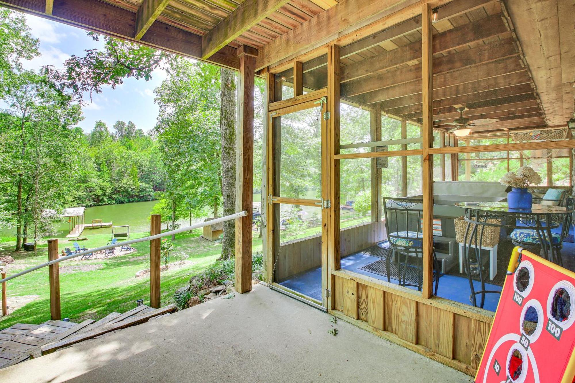 Holiday home Retreat With Private Dock And Hot Tub!
