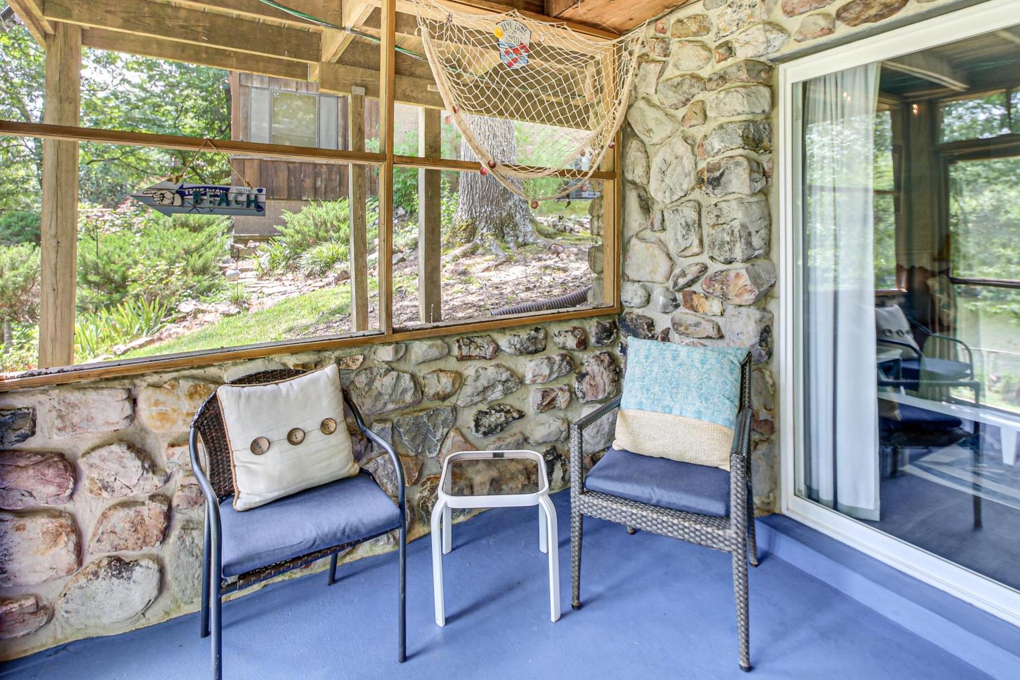 Holiday home Retreat With Private Dock And Hot Tub!