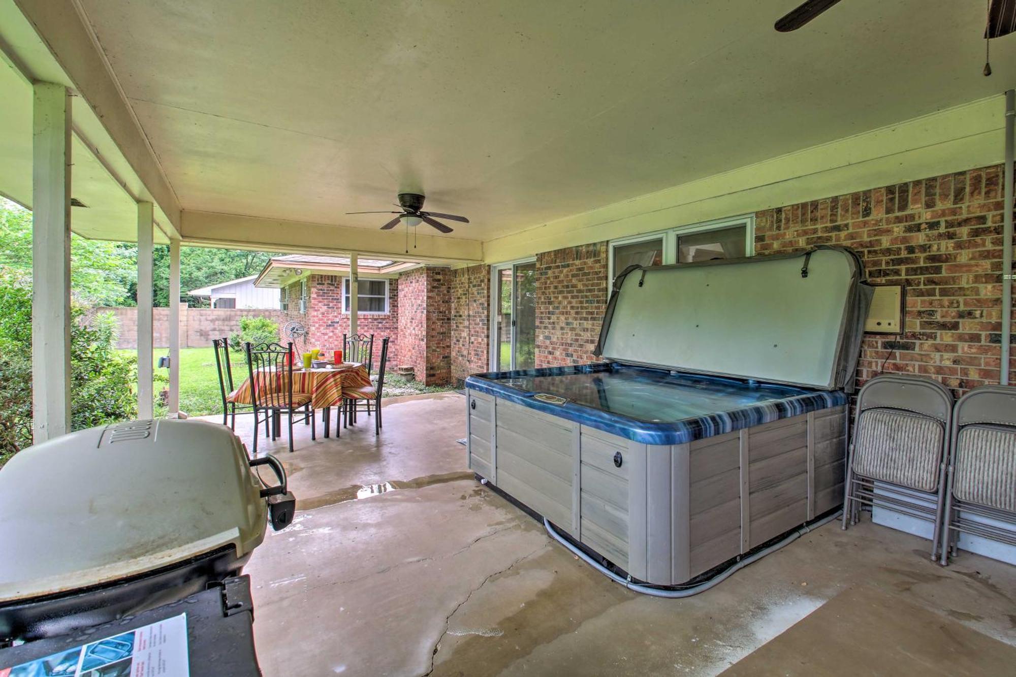 With Covered Patio About 3 Mi To Town! Holiday home Hot Springs