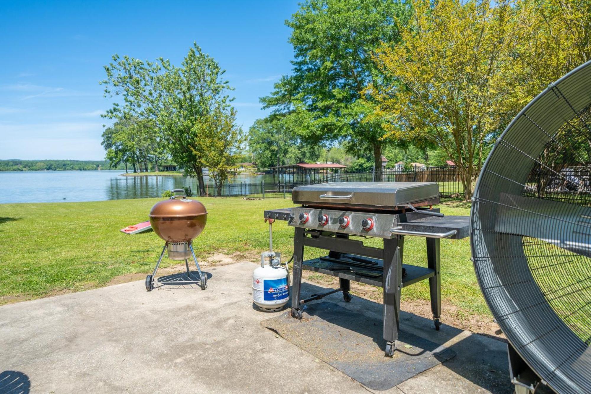 Lakeside Haven With Hot Tub