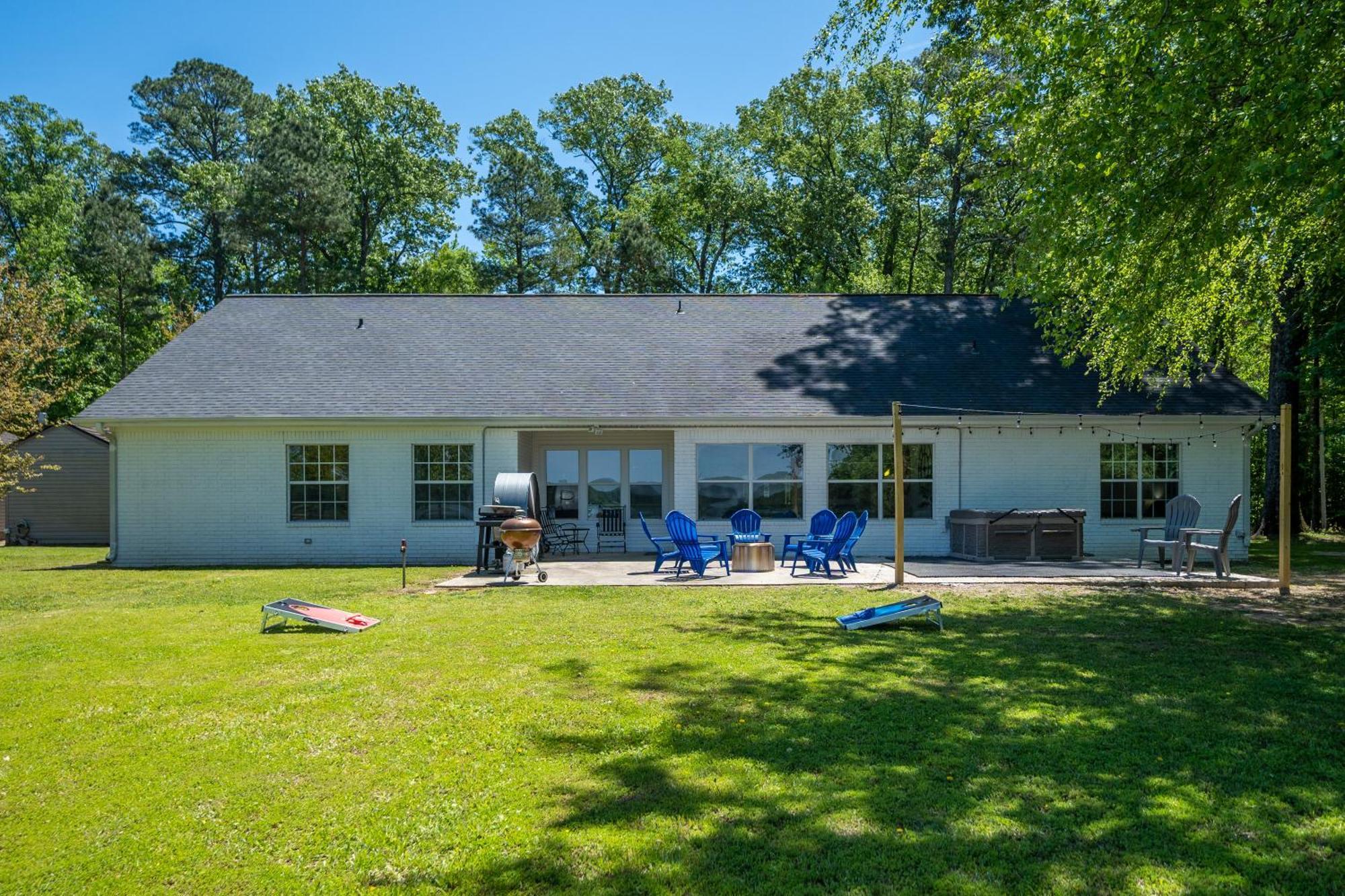 Lakeside Haven With Hot Tub Holiday home Hot Springs