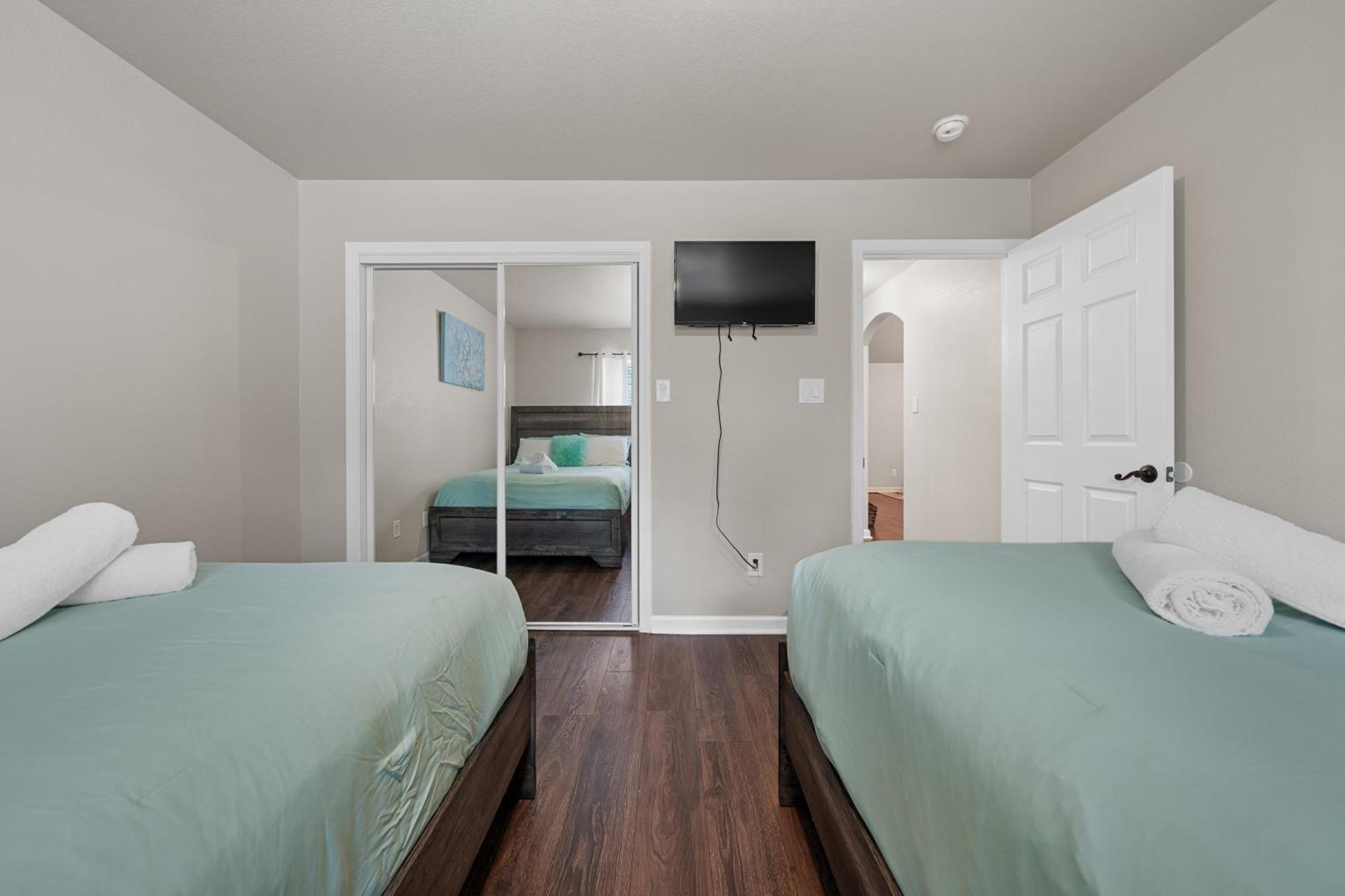 Rockwell Retreat - Pool, Hot Tub, Sleeps 18+ * Hot Springs