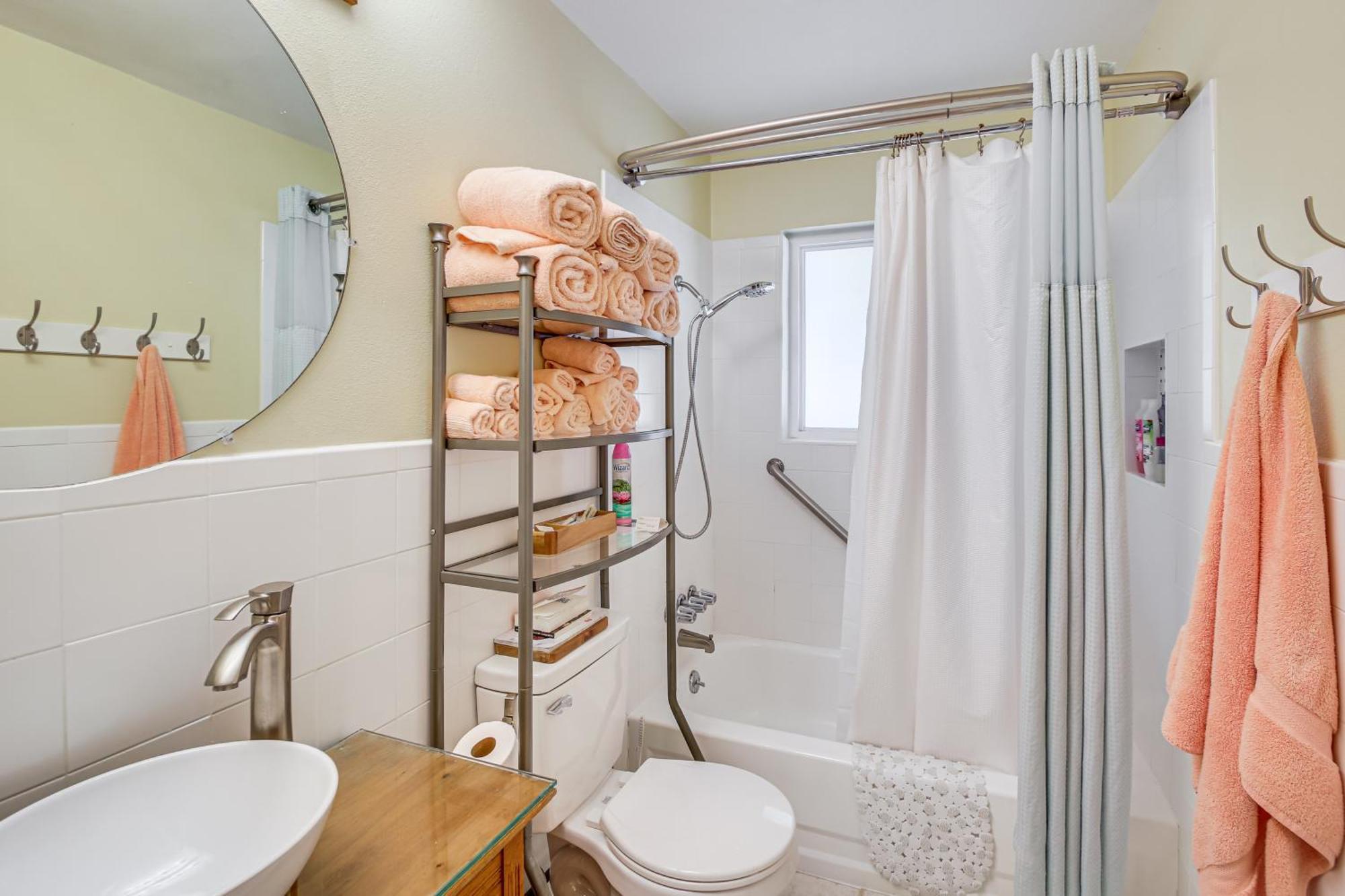 Dog-friendly About 1 Mi To Downtown *