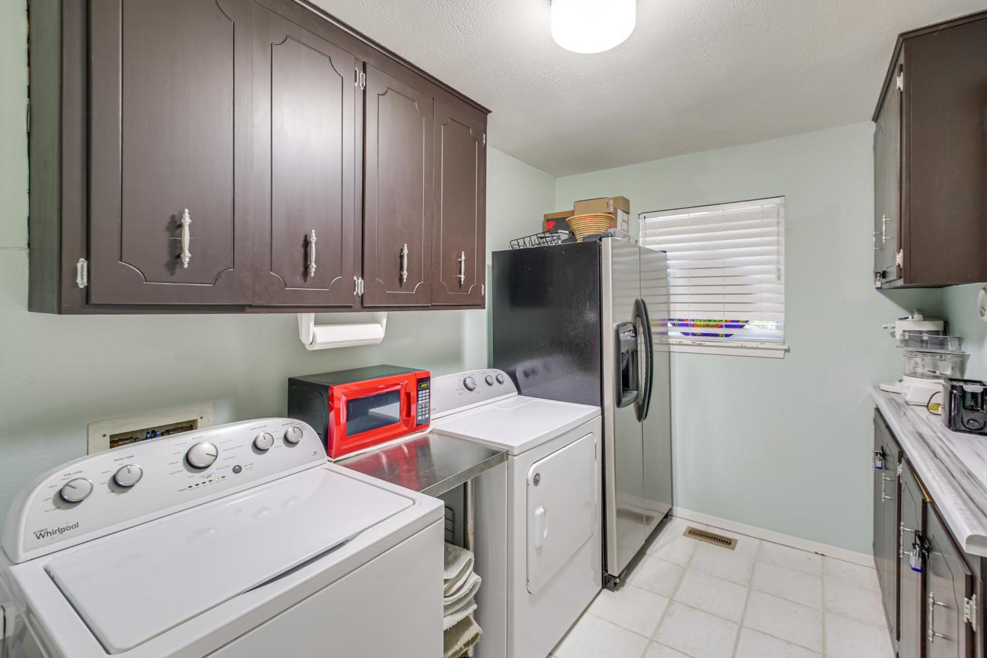 Dog-friendly About 1 Mi To Downtown *