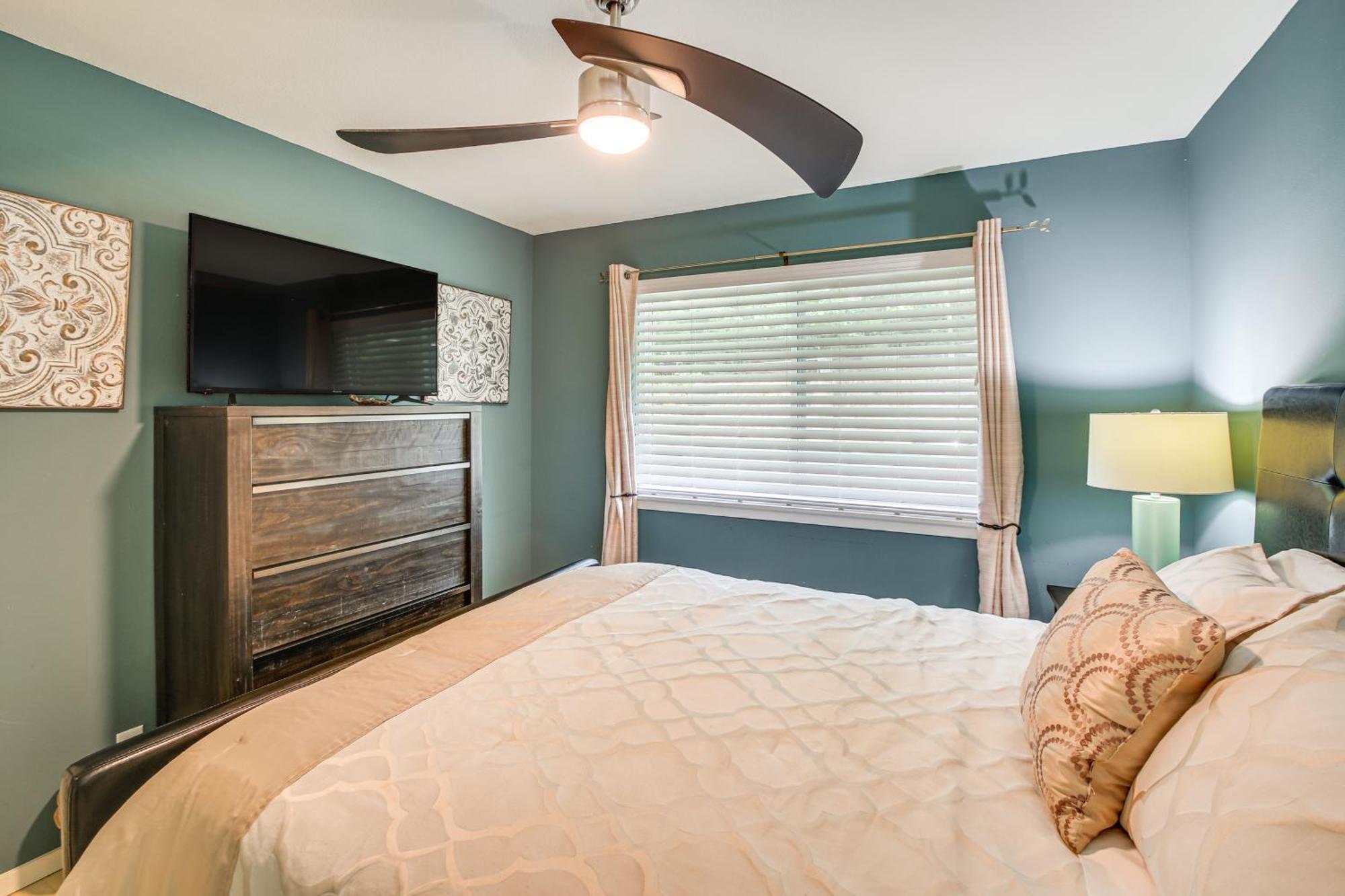 Dog-friendly About 1 Mi To Downtown *