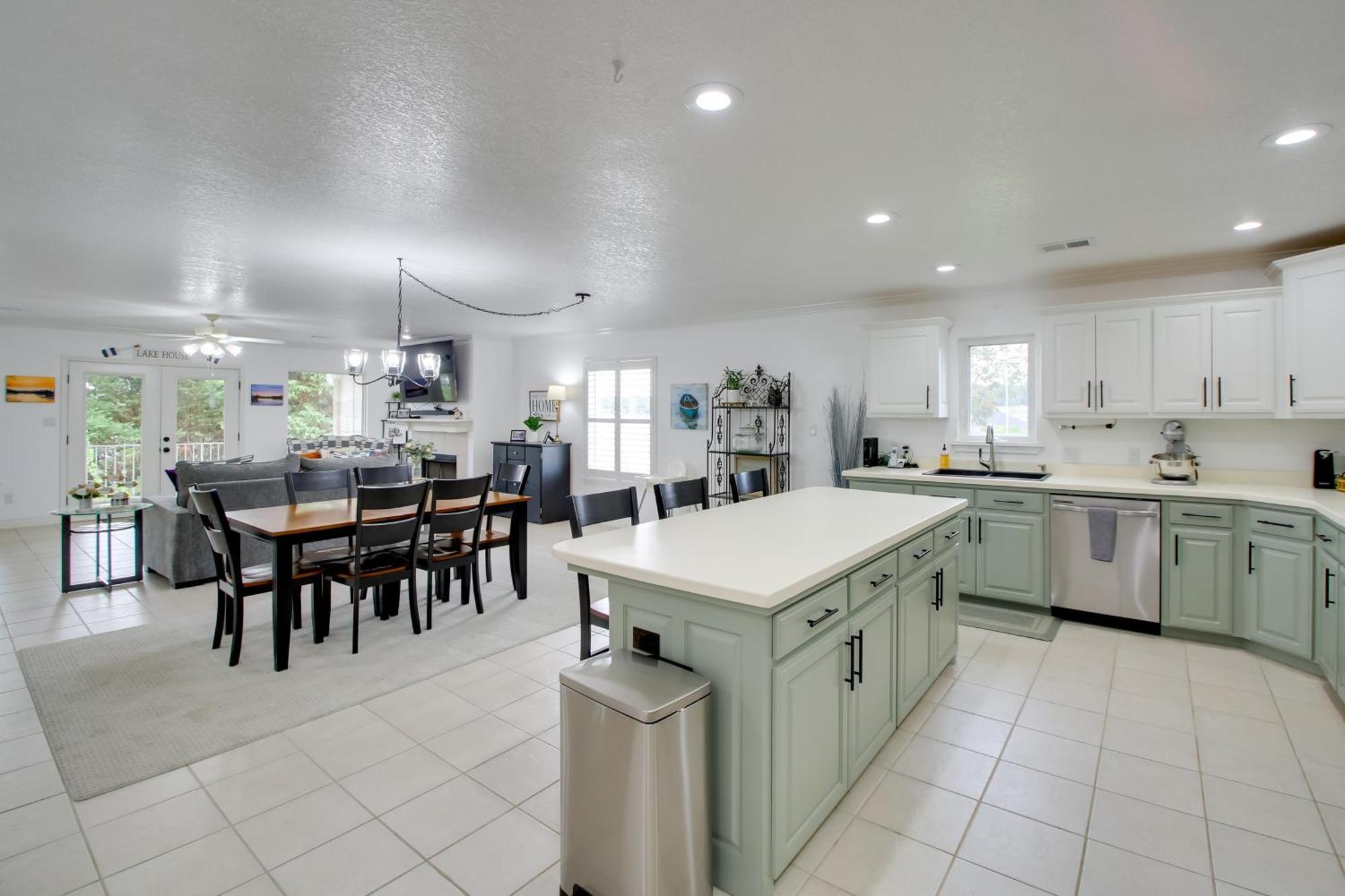 Lakefront Duplex With Shared Dock Apartment *