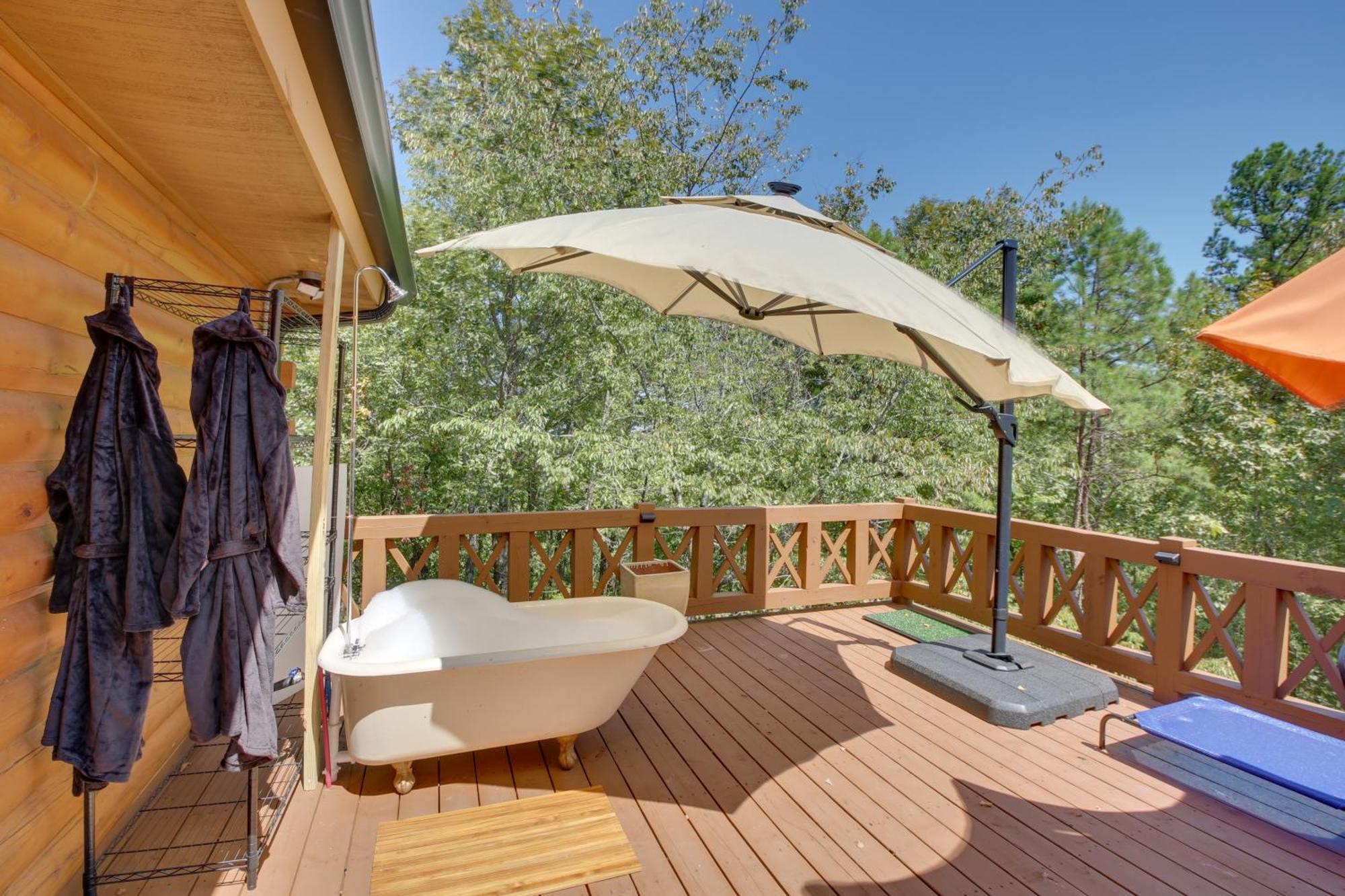 Deck With Mountain Views! Holiday home