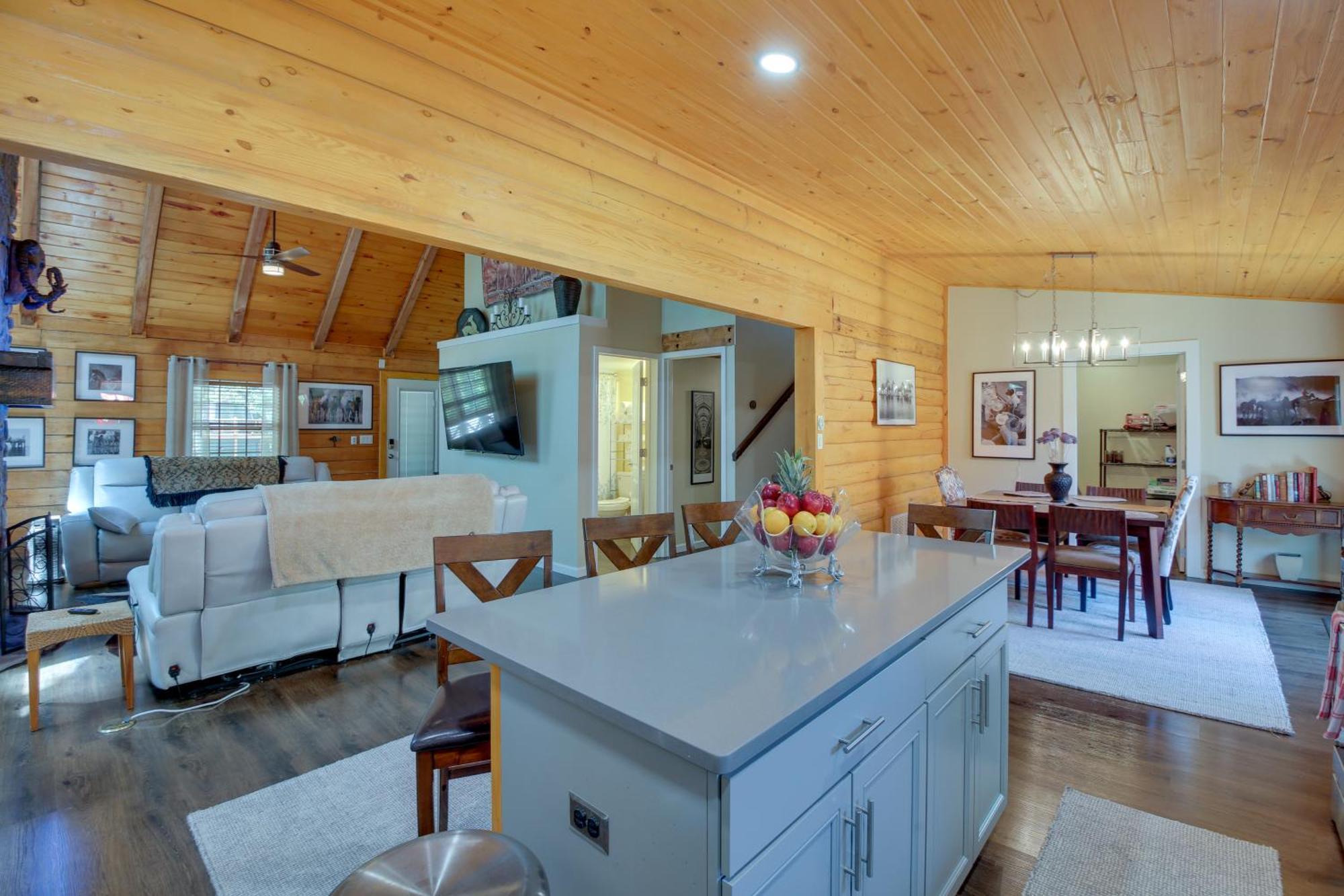 Holiday home Deck With Mountain Views!