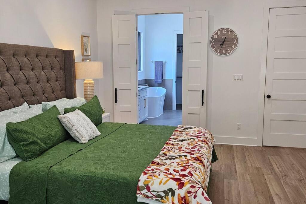 Family Fun House - Pet Friendly! 12 Min To Oaklawn Holiday home *