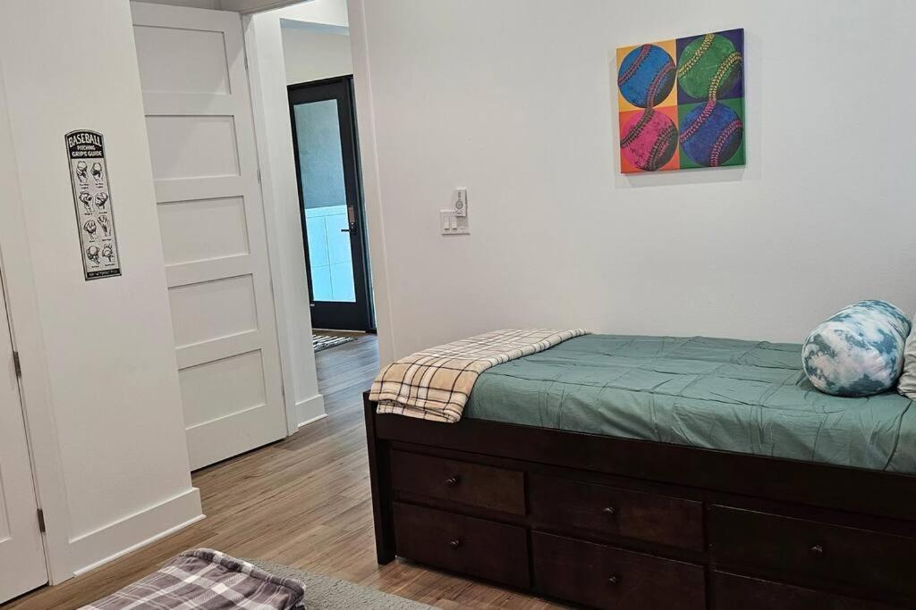 Holiday home Family Fun House - Pet Friendly! 12 Min To Oaklawn