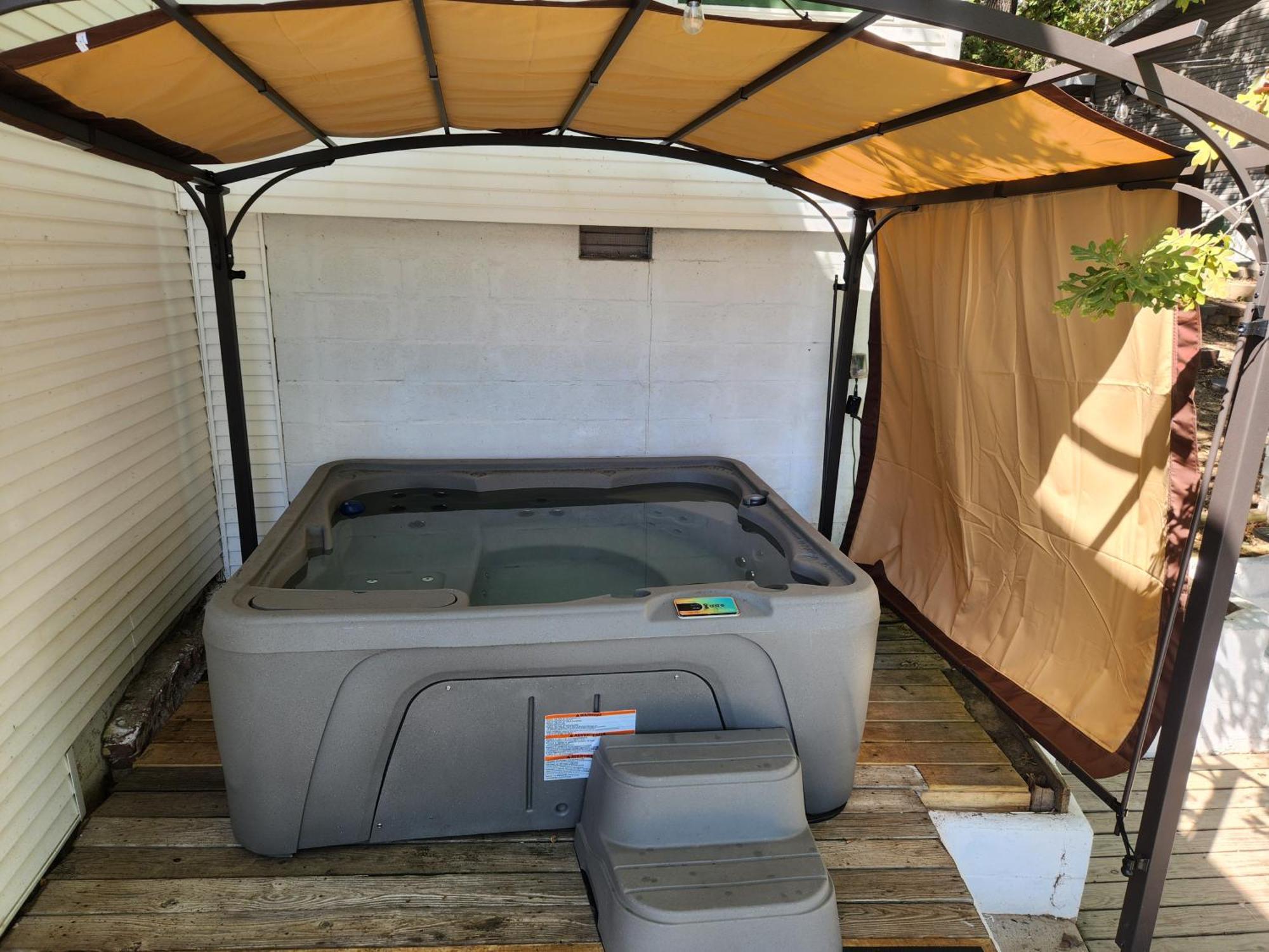 Haven Chateau - Hot Tub, Game *