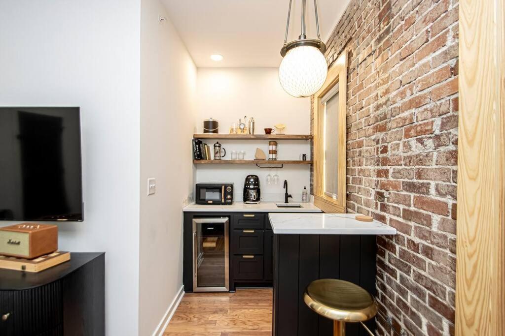 Apartment Heart Of Downtown, Walk To Bathhouses, Restaurants # 202 *
