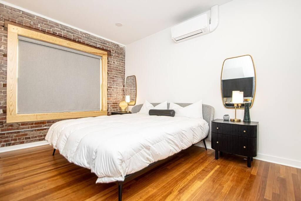 Heart Of Downtown, Walk To Bathhouses, Restaurants # 202 *