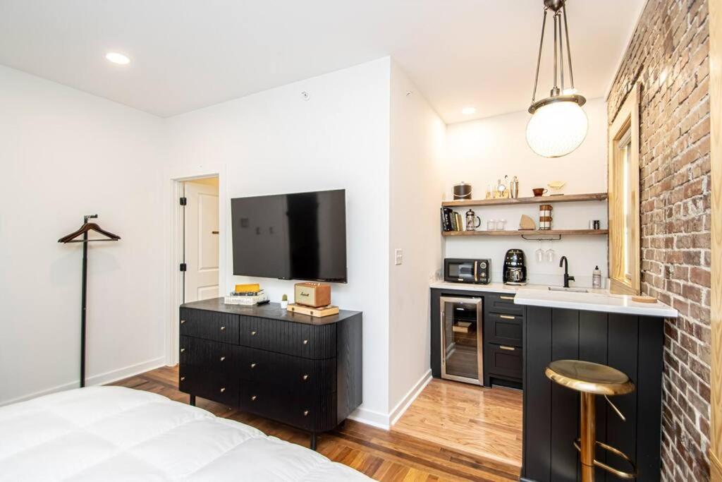 Heart Of Downtown, Walk To Bathhouses, Restaurants # 202