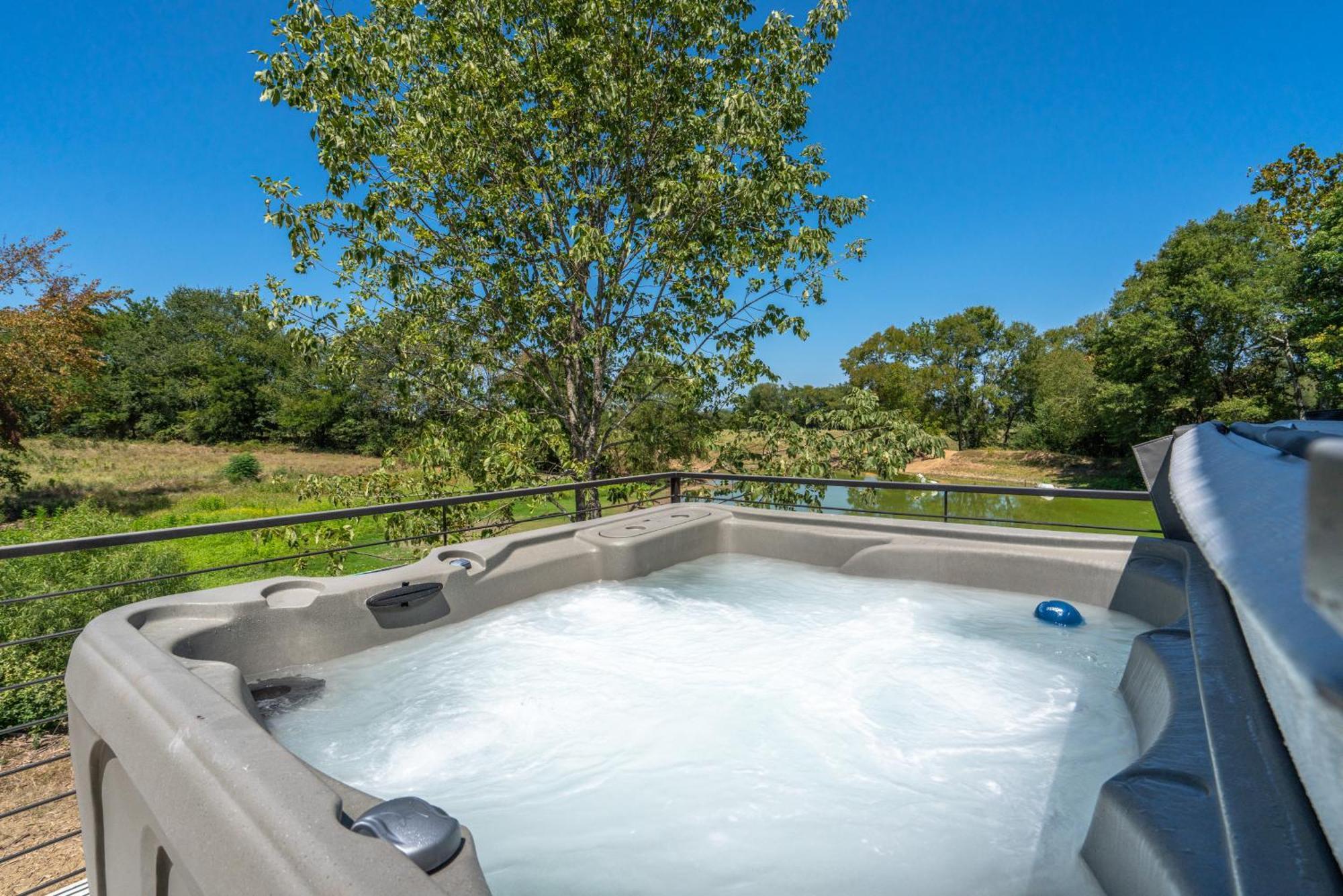 The Betty, On 2 Acres Hot Tub & 2 King Beds Holiday home *