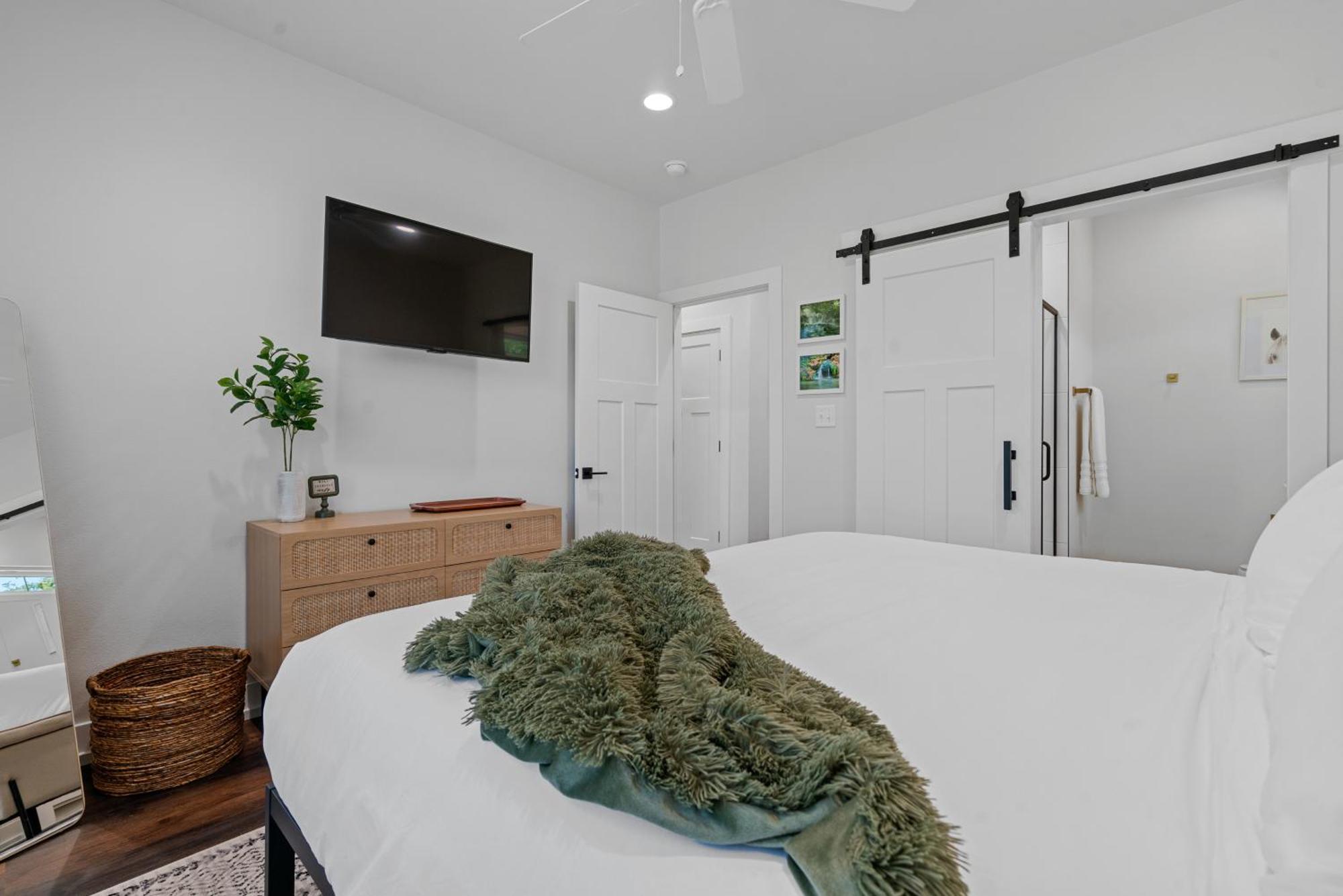 The Betty, On 2 Acres Hot Tub & 2 King Beds