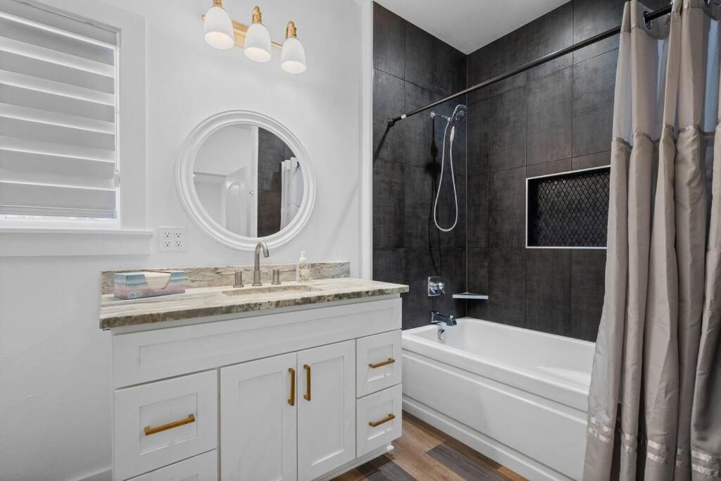 Modern Oaklawn In 10 Min Private Patio Holiday home *